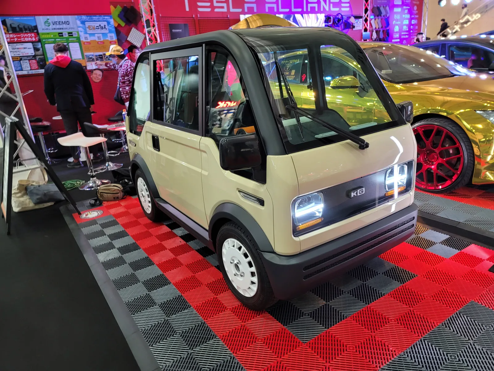 東京オートサロンで見たKGモーターズの超小型EVのコンセプトカー。1人乗りだけど100万円以下で原付なみの維持コストということで、注目されていますね。地方で複数台クルマを持っているけど、ほとんど1人で乗っているような家庭の用途がまずメイン。都会だと自転車を置くぐらいのスペースで済むから別のニーズもあるだろうと。個人的にはこのサイズと価格で2人乗りだったらなあと思う。