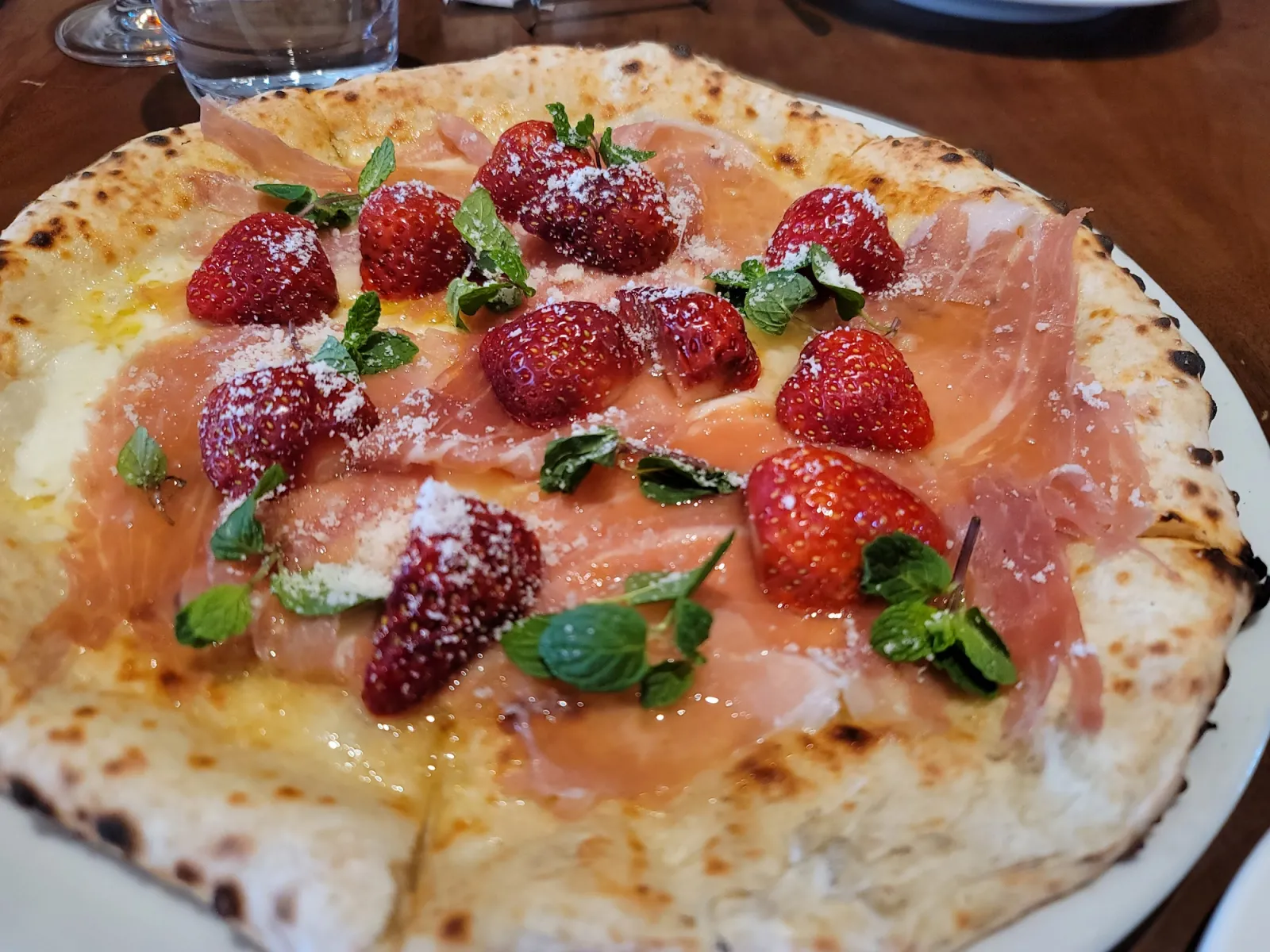 久しぶりに母＋家族と食事。高島屋 二子玉川SC南館のISOLAで、コースをいただいた中にあった、イチゴのあまおうと生ハムのピザ。僕はこういうフルーツ＋肉とか大好きなんですが、奥さんは嫌がるんですよ。「酢豚に入っているパイナップルが許せない」タイプの人。でも、あまおうと生ハムの組みあわせは好評でした。チーズがシンプルにモッツァレラなのも良かった。