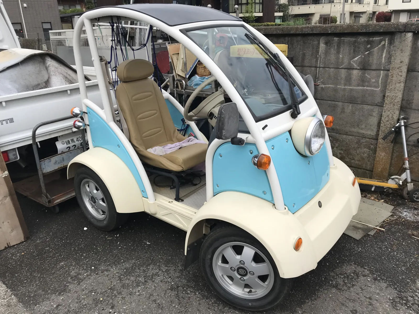 外出中に発見。
ネット上でしか見たことなかったのでビックリ。
駐車場の隅に放置されてて可哀想。動くのかな？

https://matome.response.jp/articles/2420