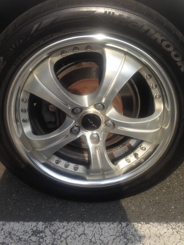 ホイールの隙間から