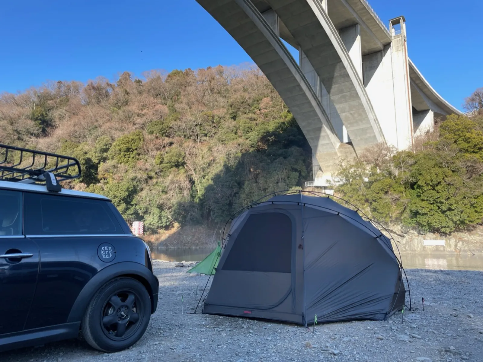 神奈川県某所の無料で利用できる河川敷にて。
地面は硬いのでしっかりしたペグは必須。