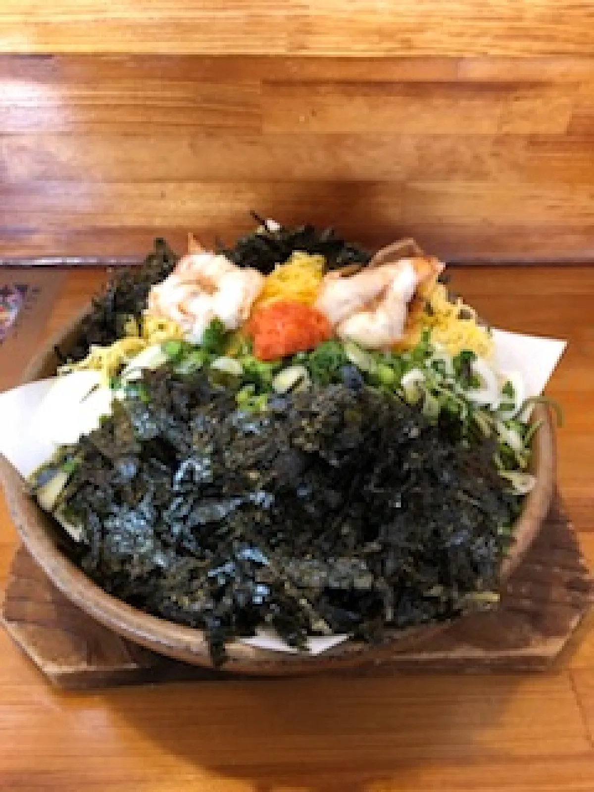 焼いた瓦の上に盛ったそばです。