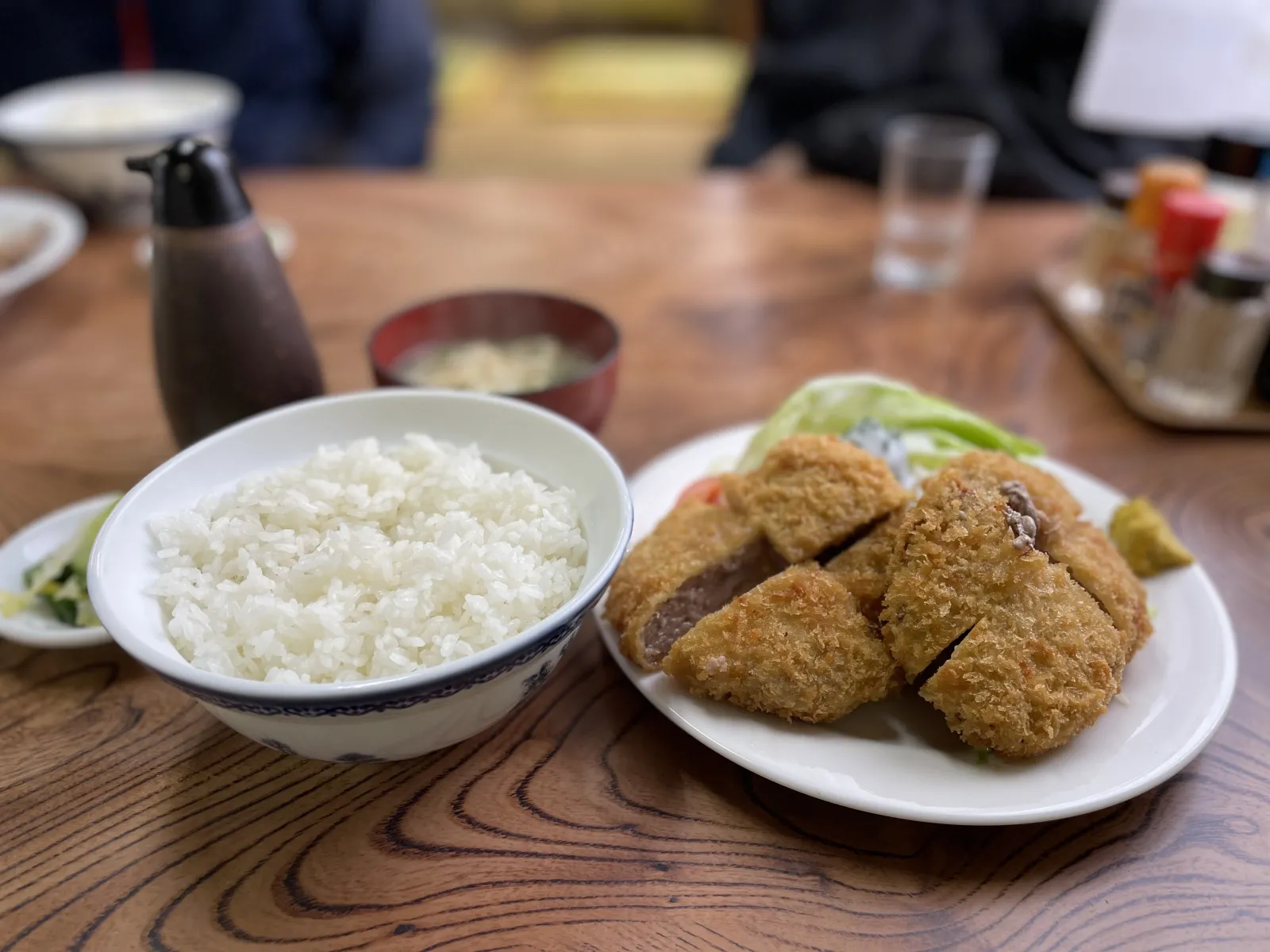 成田東CC（午後スルー）でラウンドしましたが、ラウンド前の腹ごしらえに香取市の食堂「いさ勝」へ行ってきました。
いかにも地元の食堂なんですが、値段もボリュームも味も素晴らしいパフォーマンスでした。
まぁ、腹一杯で腹が出た事もあり、スコアは残念な結果に🤣