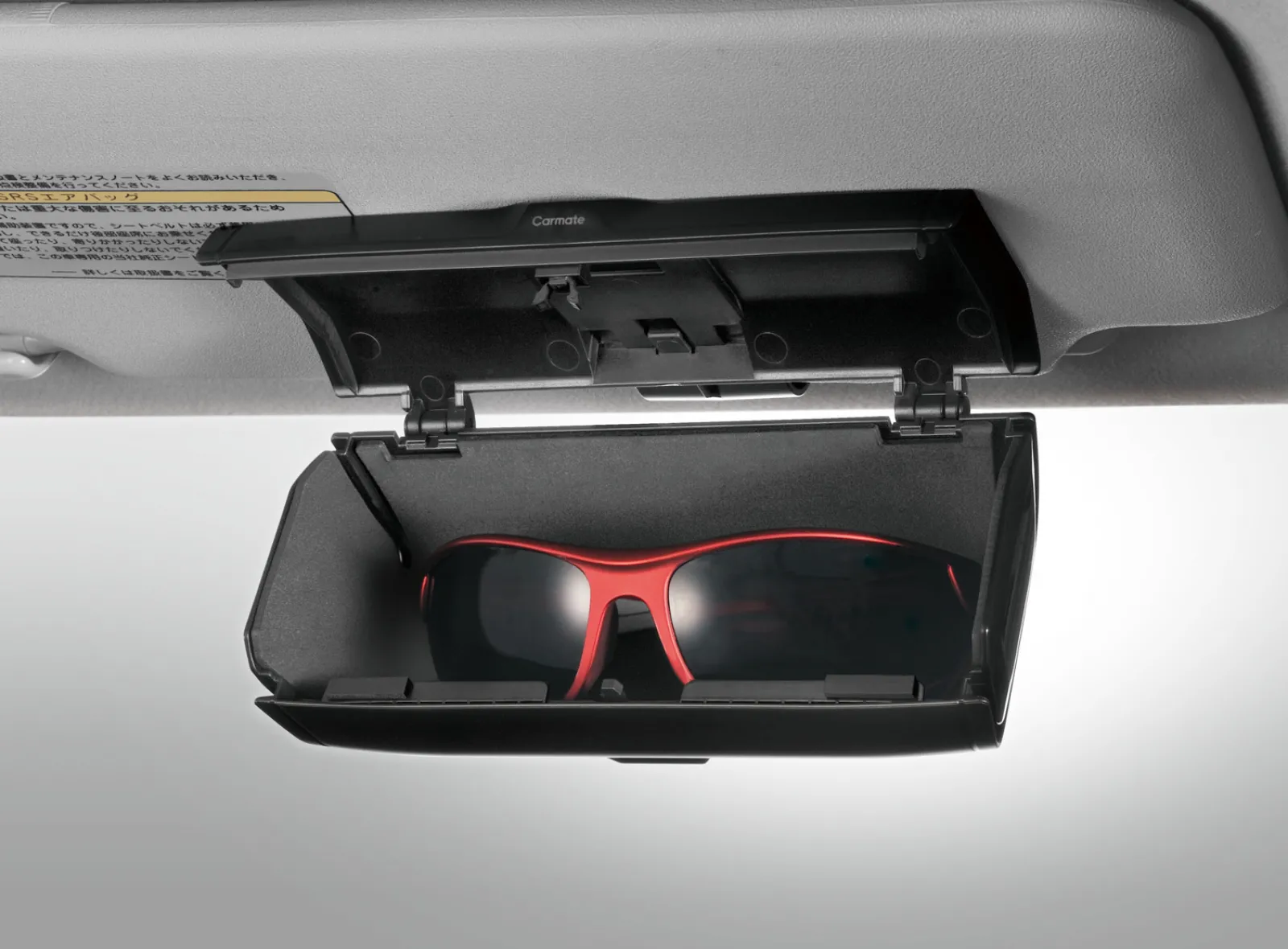 ワンタッチ操作で簡単にサングラスを出し入れ【目利き百選】024