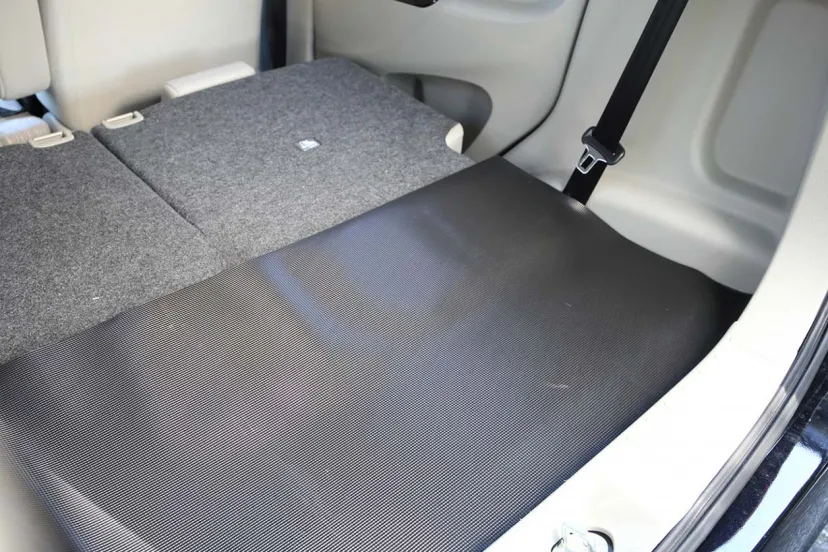 作業場から工具箱内、そして車内まで幅広く使える大判サイズ【目利き百選】074（保護シート）