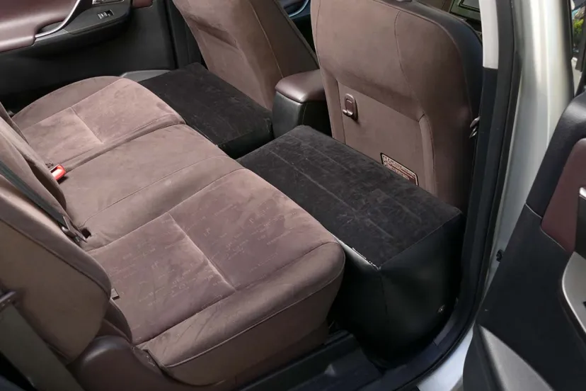 長距離ドライブに欠かせない、同乗者への思いやり【スポットハウツー】クッション＆フットレストで足の疲れを抑制