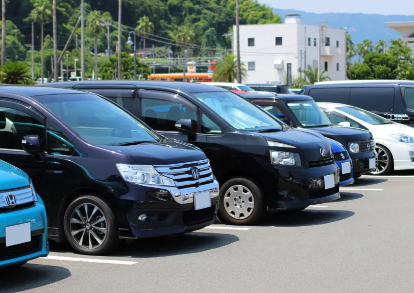 車内に取り残された子どもが熱中症に……【スポットハウツー】あってはならない！　炎天下駐車のキー閉じ込み