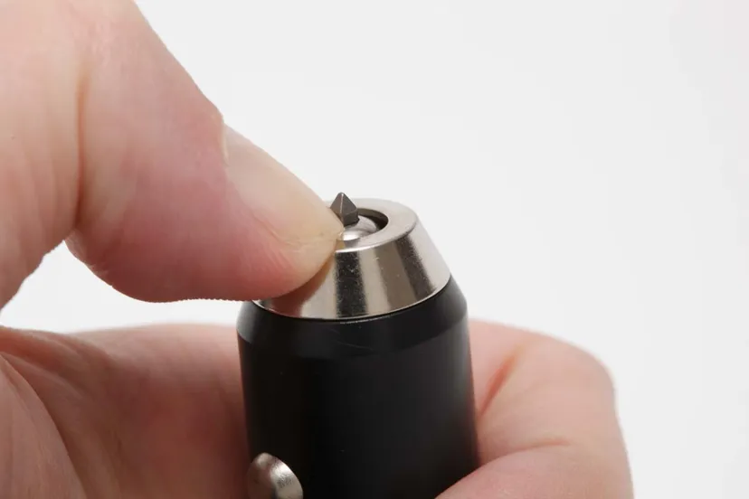 万が一の水没に備えておくべき【スポットハウツー】緊急脱出用ハンマーの使い方と鉄則