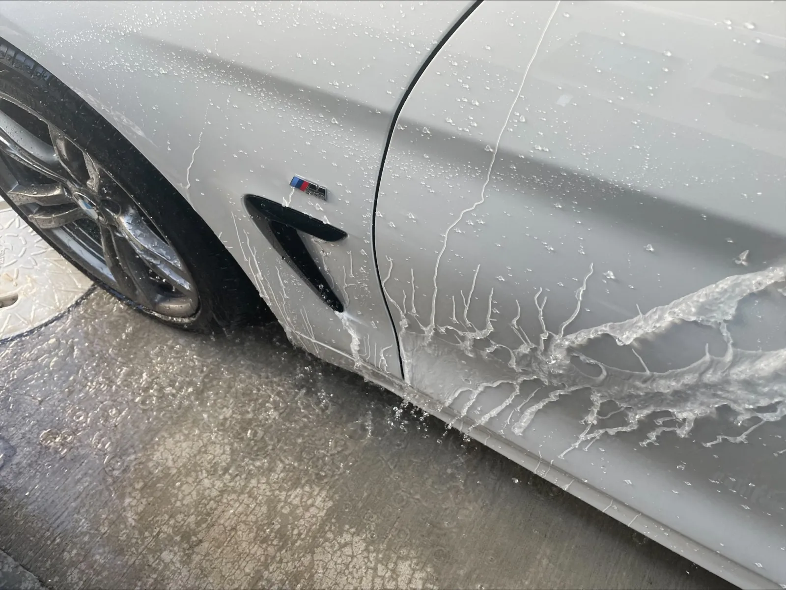 垂直面にかけてみました。
撥水性能はかなり高いですが、疎水とは異なり水の粒はボディに残ります。
一般に、こういった水の粒が空気中の汚れを取り込み、シミの原因となるようです。
私はこのバチバチの撥水感が好きなので撥水を選んでいますが、屋根なし駐車場に停めている方や、洗車頻度が低い人は疎水系コーティングの方がよいかもしれません。