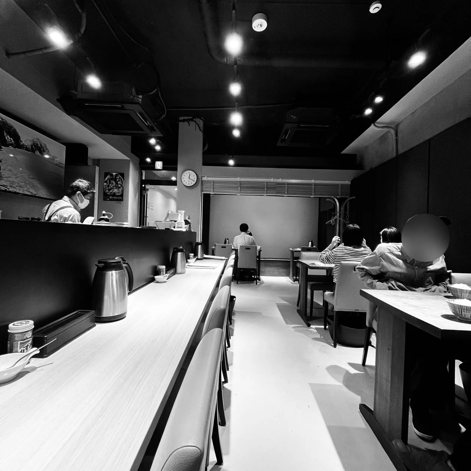 店内なオシャレなグレー調の空間
