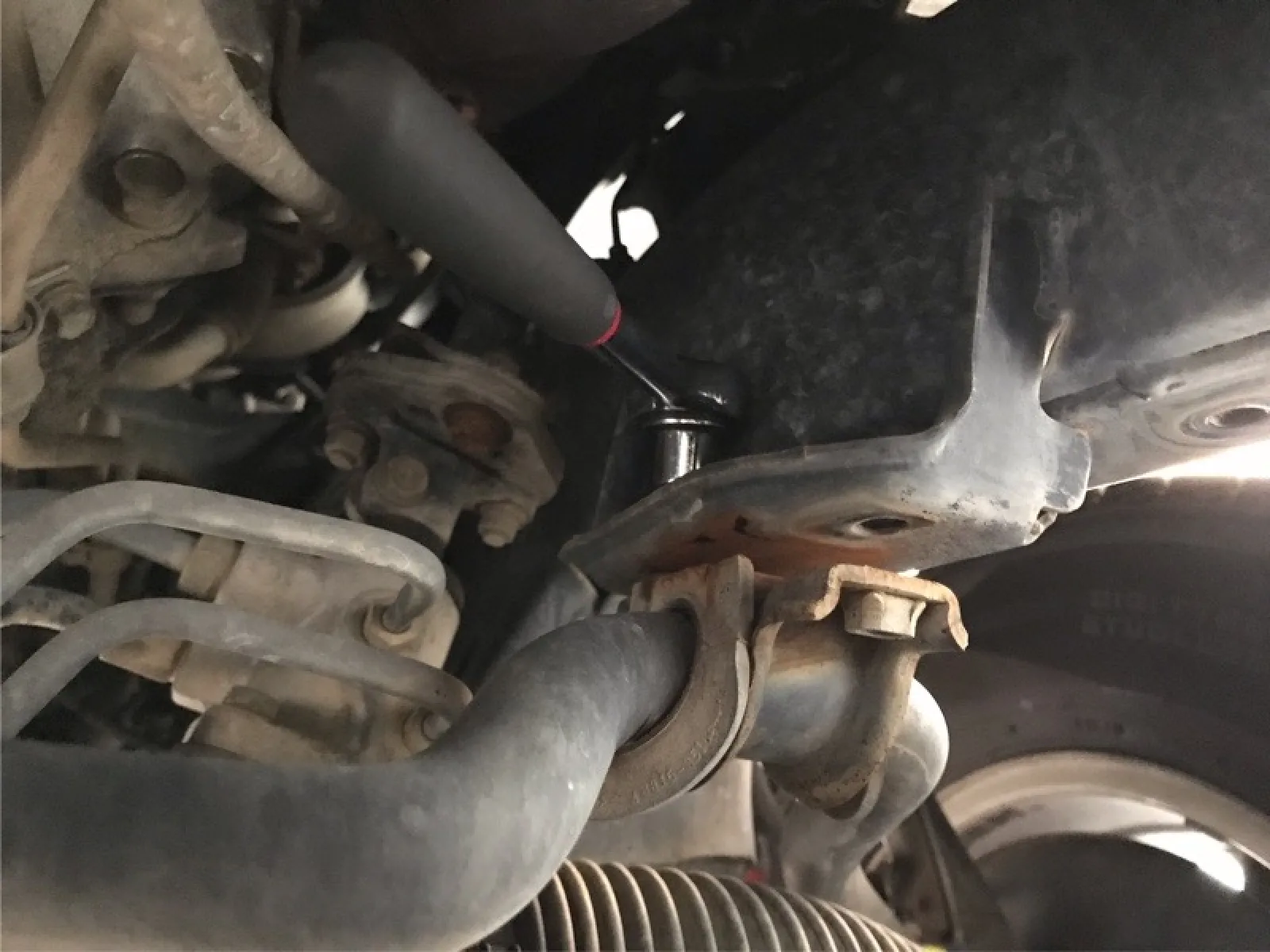 アンダーカバー外しちゃえば工具入るスペースあるし、アンダーカバーもそうですが、ボルト錆びてますが少し力を入れれば緩むので作業がサクサク進みます。
余裕、余裕。