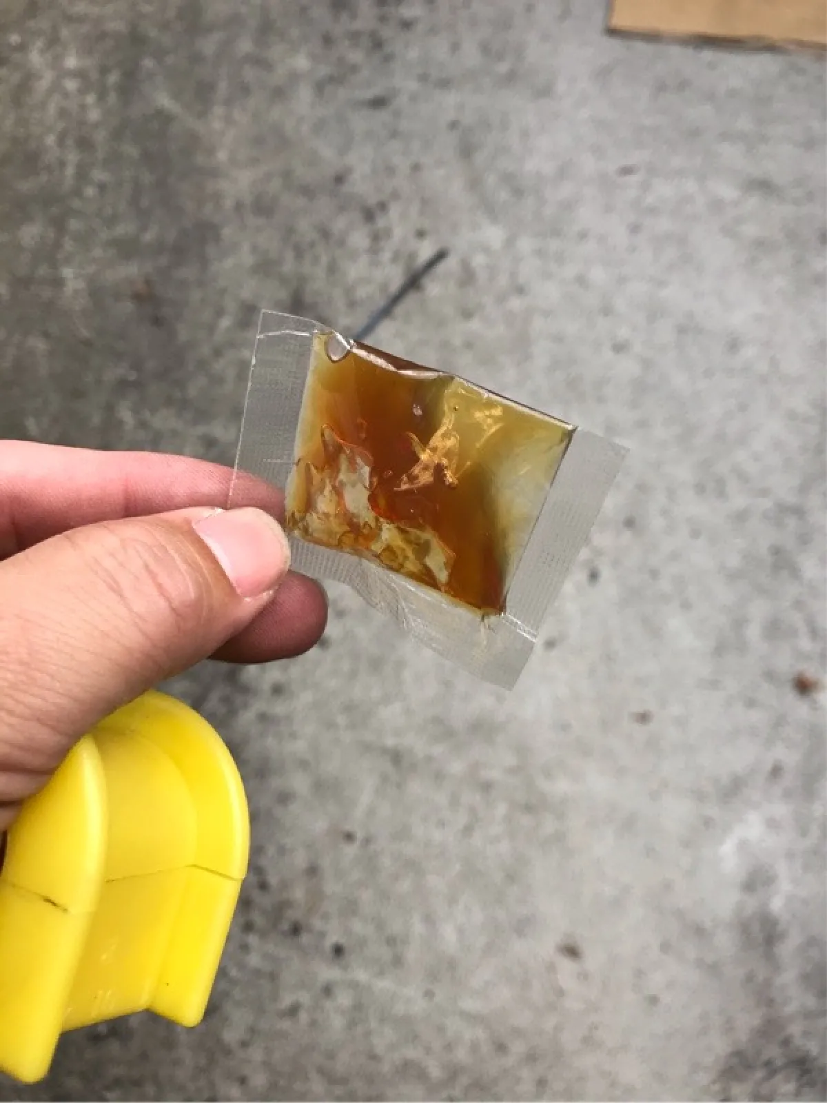 付属で付いてきた納豆のタレ…

じゃなくてグリスを塗ってスタビに通し、取り外した逆の手順で取り付けます。
リンクのボルトを緩めて、片側づつ作業すると持ち上げも楽に取り付け出来ます。