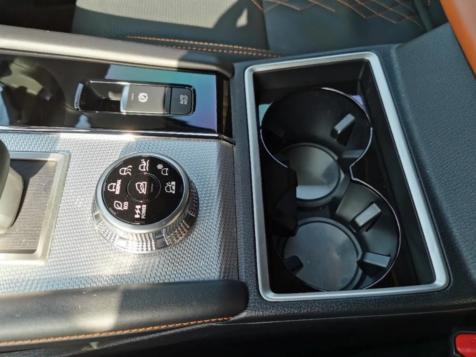 3列それぞれのドリンクホルダー用のインテリアパネルです。
3箇所セットを購入。

めちゃくちゃフィッティングが良かったです。