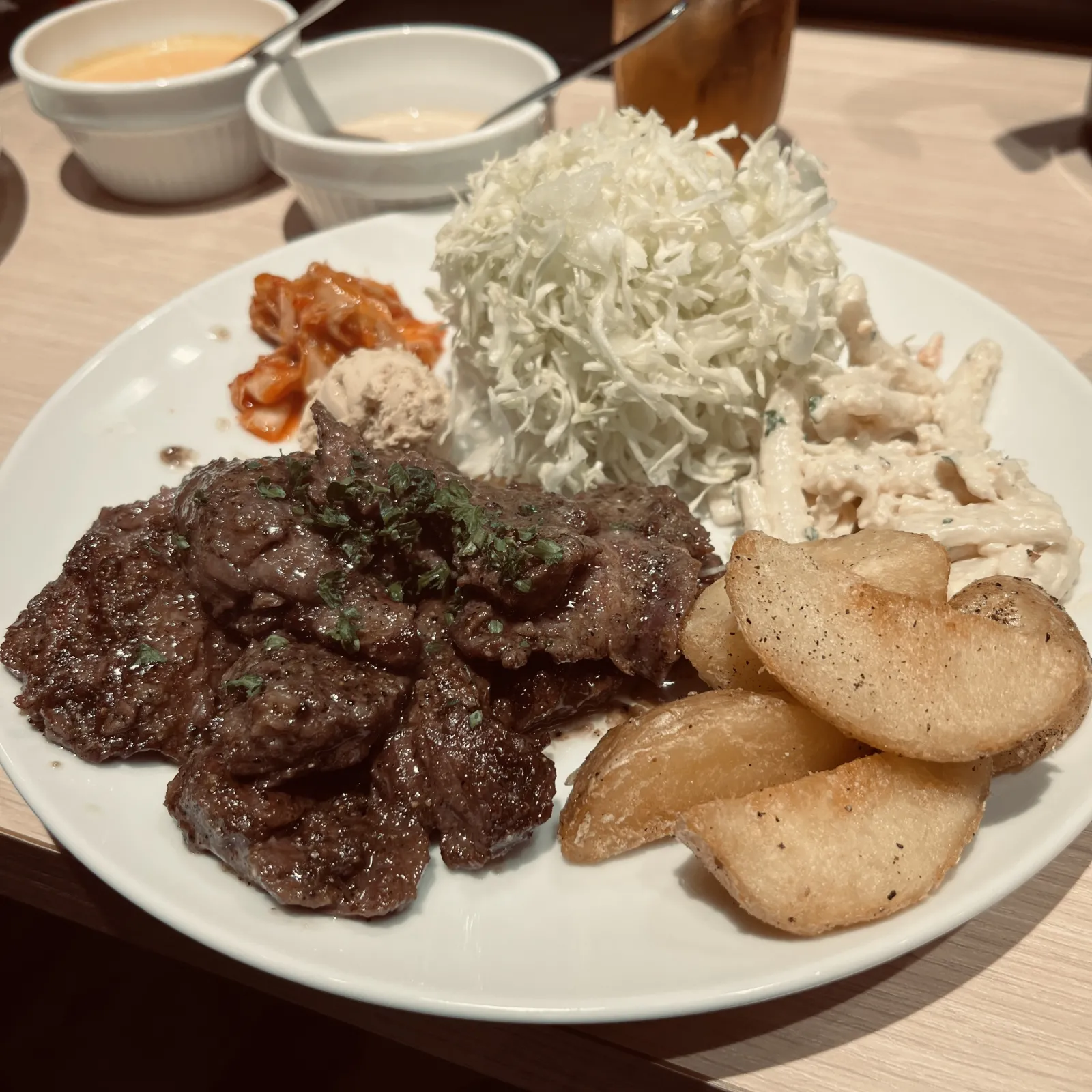 牛サガリステーキ120gバター醤油たれ 1680円
ガーリックソースが食欲ボンバーさせます。
とても美味しかったです。ご馳走様でした。

https://instagram.com/steak_teppei_harajuku?igshid=YmMyMTA2M2Y=