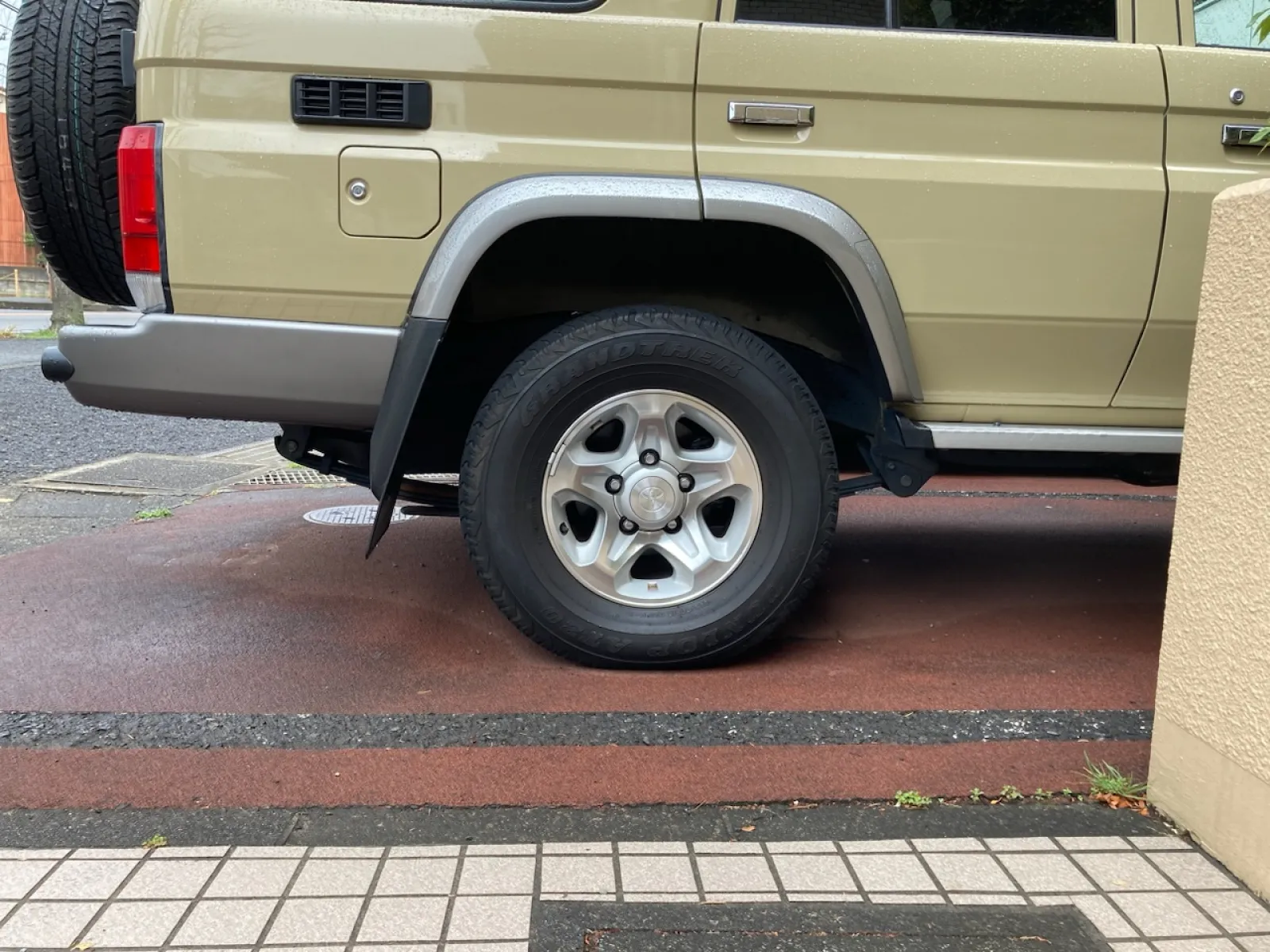 新車購入から初めてのタイヤ交換。
時間にして8年。距離にして3.3万。
次は265／65 16予定！
