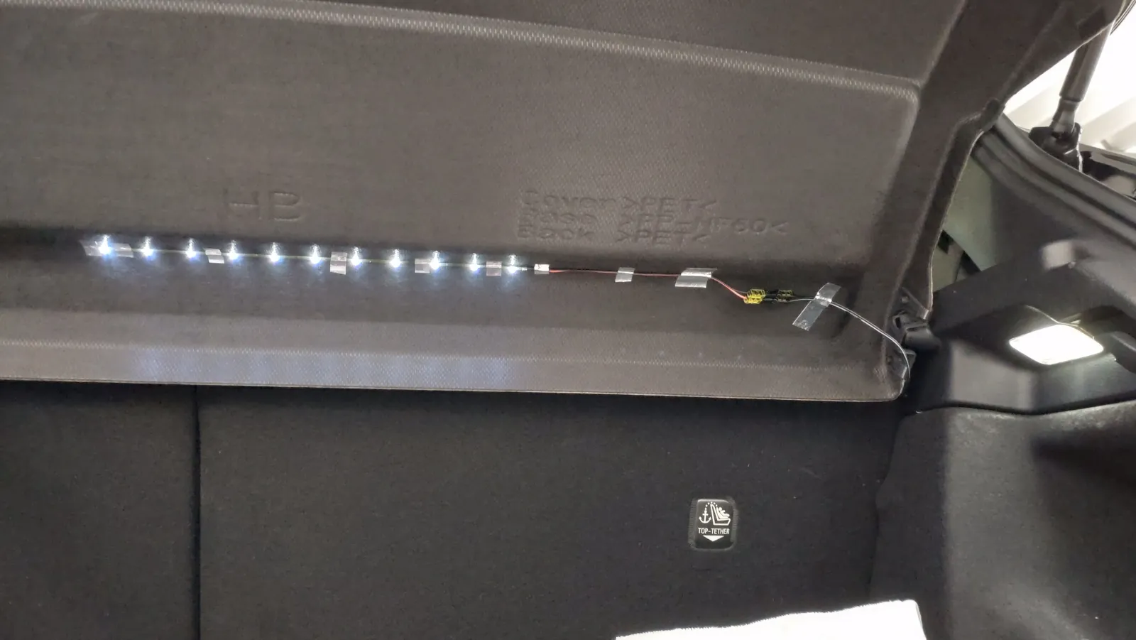 標準のランプをLEDに交換したのですが、片側だけなのでイマイチでした。
LEDテープが余っていたので取付しました。