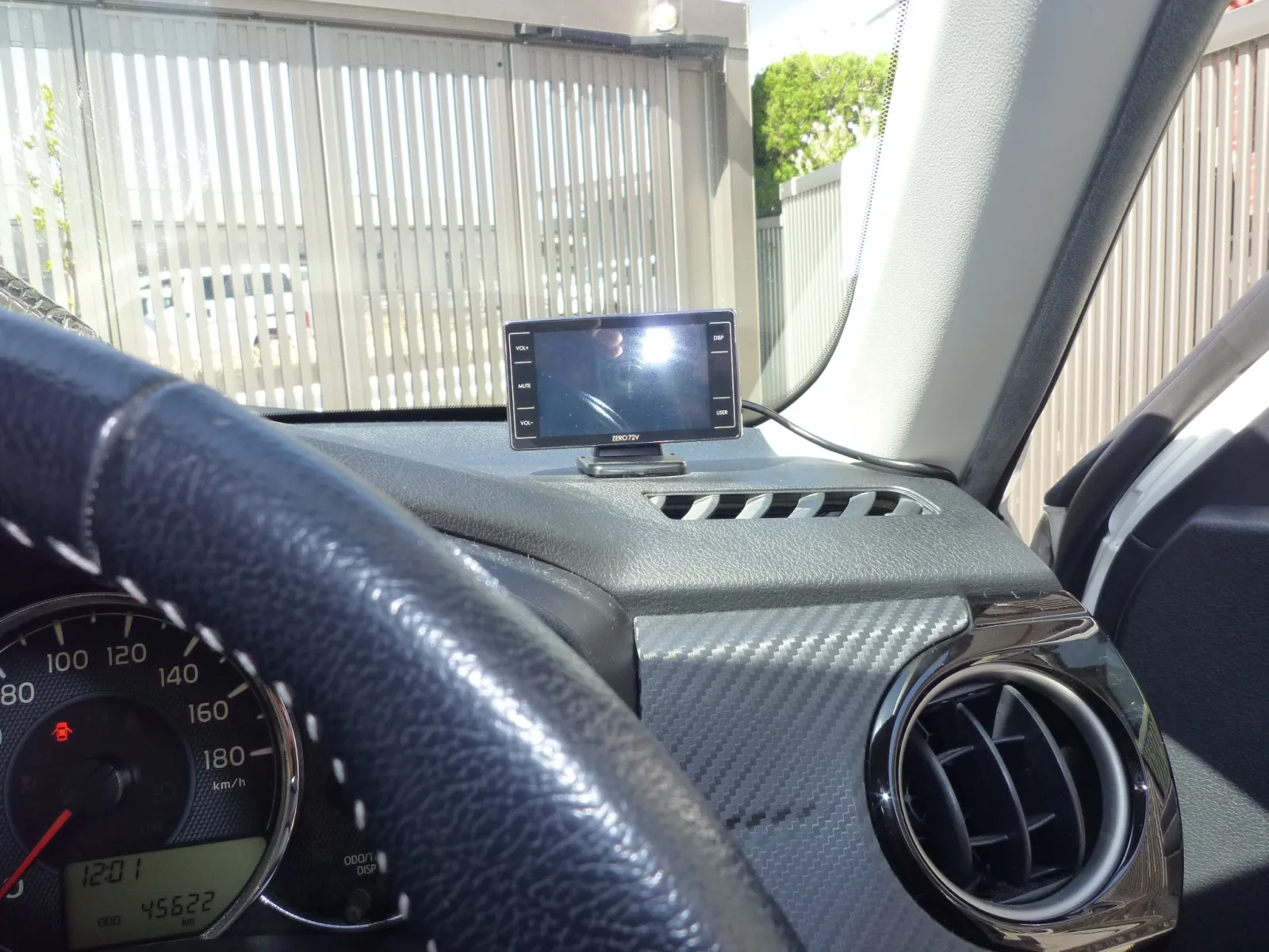 レーダー探知機ですけど、最近は、スピード違反の為では無く、ＯBD2端子からの
情報取り出し機能から水温系代わりに使用しています、他にも機能は、多岐にわたり
使用メリットは大きいと思います、因みに本機はコムテックのV71です。