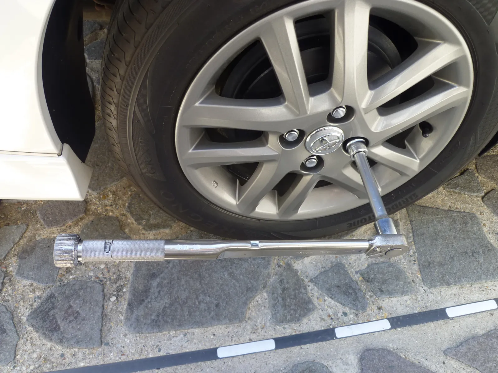 トルクレンチでホイールナットを締める事で安心して利用できます、
タイヤのローテーションも自分で行うと来る前の愛着も増してきますね。
おすすめアイテムです。