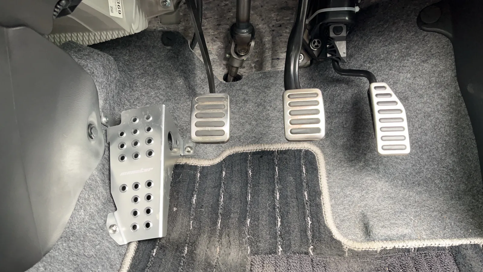 マットに穴を開けて締め付けて完成！

使用感は最高です！