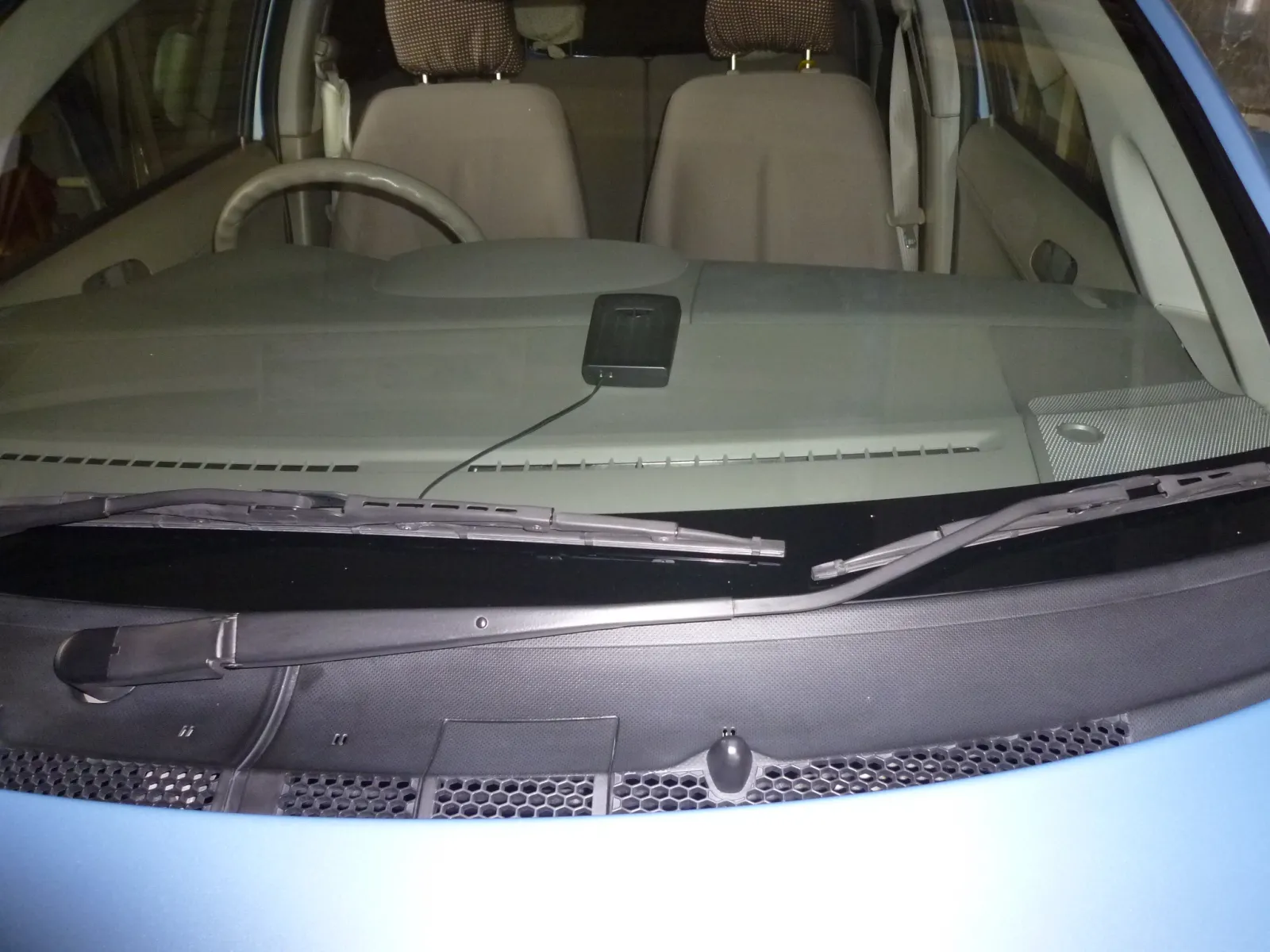 20年前のETC車載器です、今の物は、本体と受信機が分かれていてスマートですが
初期のETCは、こんなかんじでダッシュボードにつけていました、R-2は20年前から
進歩なしで使用中です