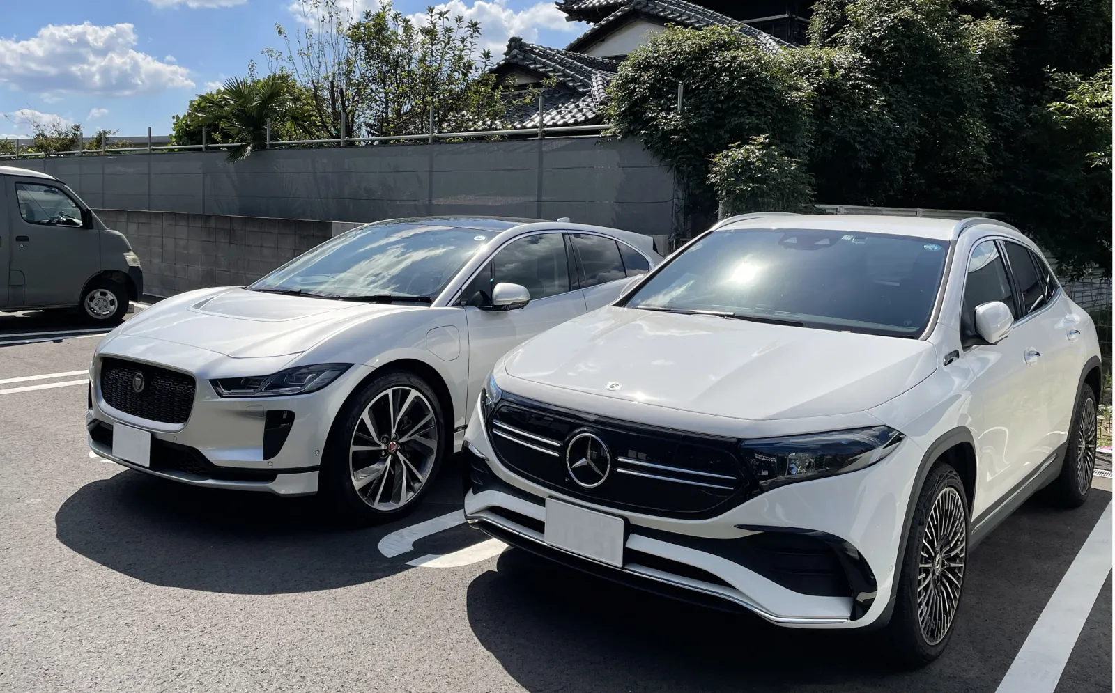 メルセデスベンツのEQAかな？。日本では少数派のEV車ですが、最近になってようやく駐車時にEV車が隣りあうような場面も見られるように。