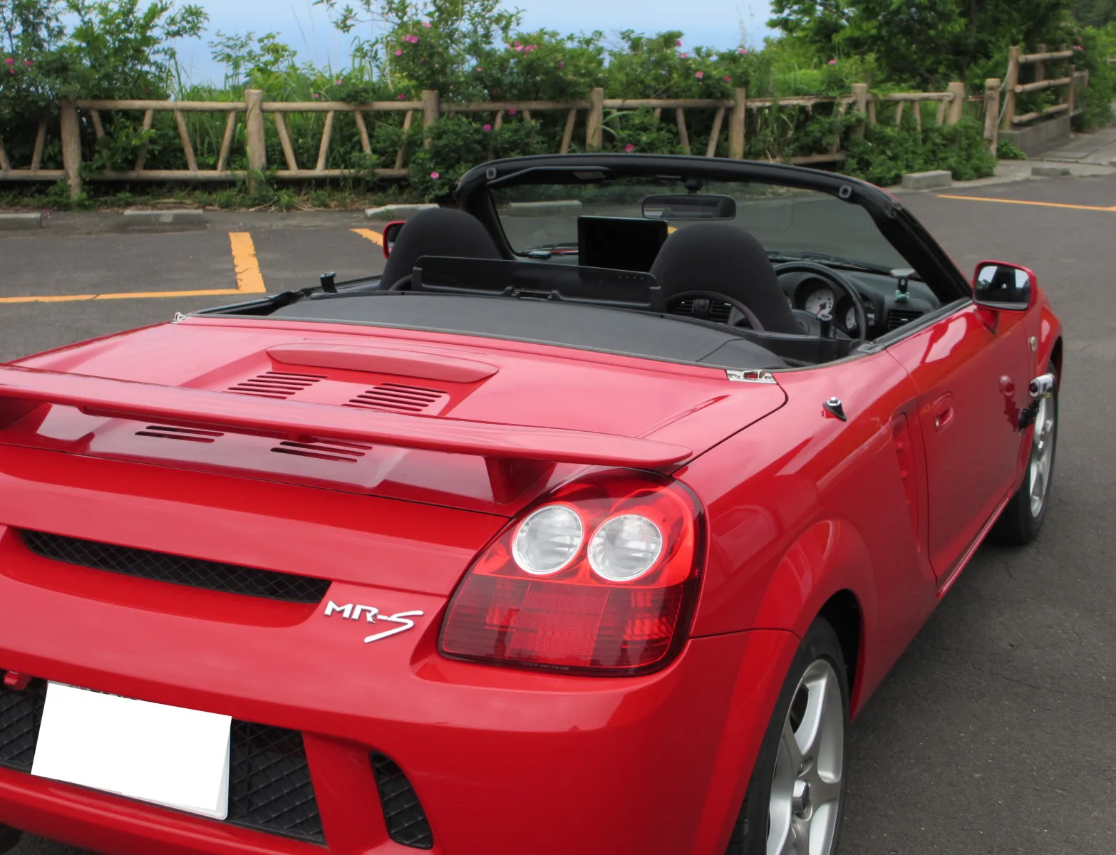 1.8Lのエンジンでは直線では大排気量車には勝てません。
この子は軽い車重を生かして法廷速度内での加速とハンドリングで勝負します。

事実、街中や峠道をひらりひらりとちょこまかと走ることを楽しんでいました。

常にハードトップをつけていましたので、車内は快適です。雨や雪でも問題ないです。

年に一度、新緑の峠道を走るときはオープンにしました。
この子は後ろからのこの角度からのスタイルが好きです。