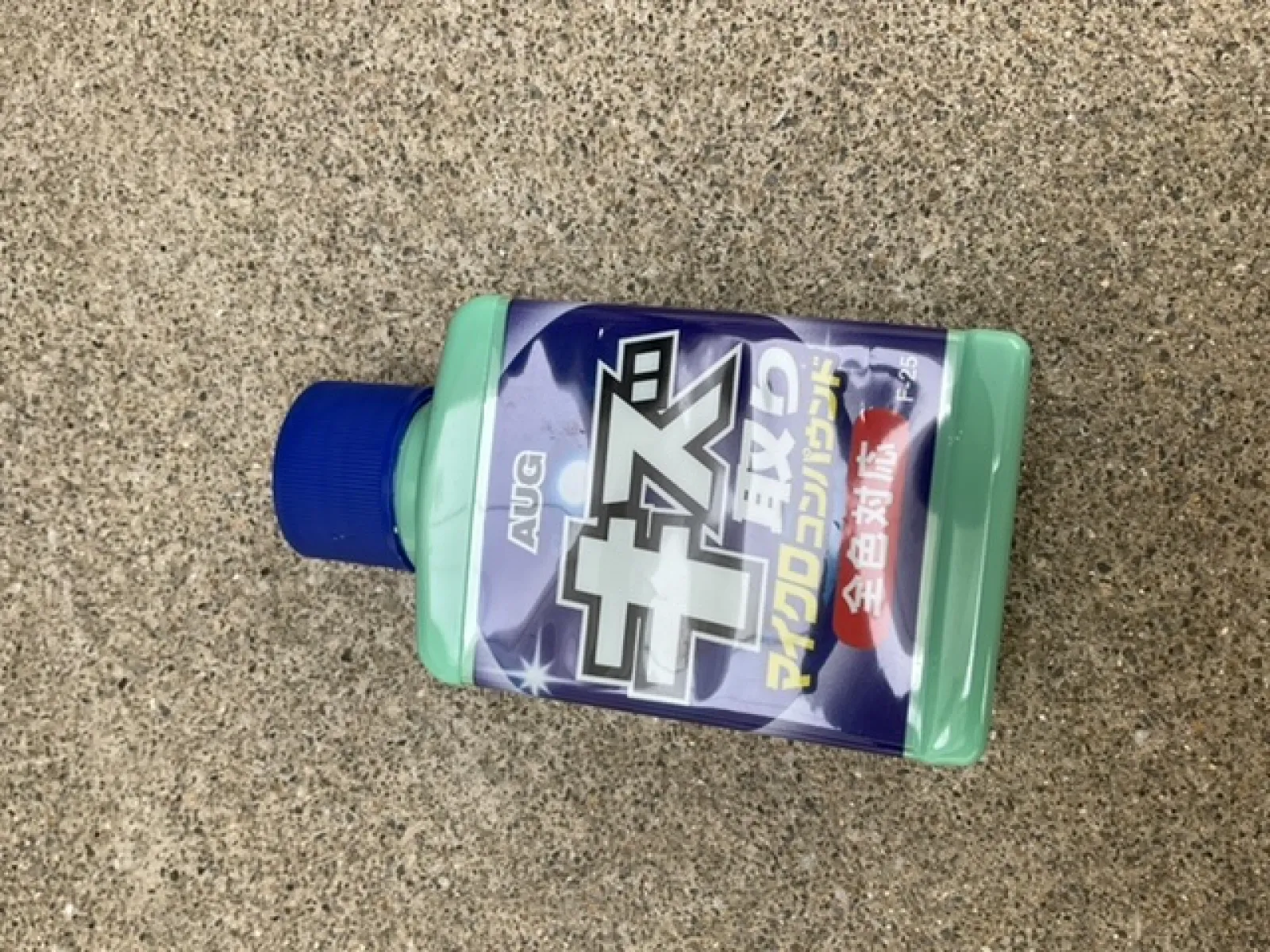 家族が盛大に擦ってくれてましたので、コンパウンドで磨いて見ました。
劇的ビフォーアフター、とまでは言いませんが、まぁさっと拭いてこのレベルなら良いですよね。
もっと力強く磨けば完璧に消えたかもしれませんが、疲れるのでこの辺で。