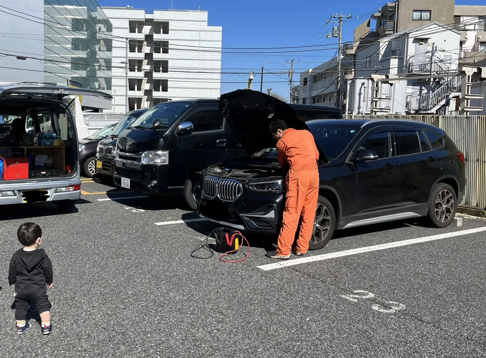久しぶりに親子水入らずの休日なので、息子と公園にドライブに行こうと思って愛車に乗ったらまさかのエンジンがかからない、、、。
昨日の夜、スモールライトを消し忘れて、バッテリー上がったみたい、、、。

JAFに来てもらってジャンプスタートしてもらいました。JAF非会員だと結構いいお値段します。

こんな時のためにベロフのモバイルジャンプスターター買っておけばよかったと後悔しました。
皆さんはぜひ備えておいていただくことをオススメします！万が一の時にとても役に立ちます！