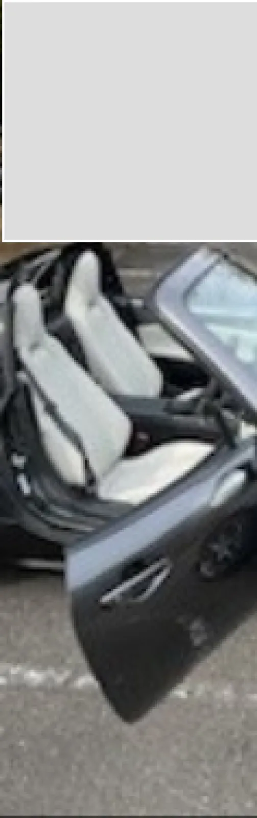 乗車するときに、ホワイトレザーが心をときめかせます
