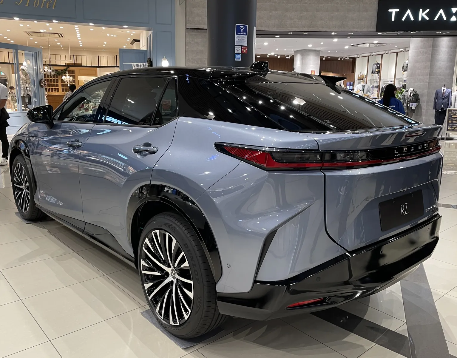 エンジン車と並列で作ろうとしたり、大量のバッテリーを何百キロも遠くから買ってこようと考えた時点で競争に負けていたのです。
エンジン車のサプライチェーンを利用した時点で利益は出ないし、売れる車は作れない。制御ソフト力も磨き上げなくてはなりませんし、デザイン、パッケージに影響する専用シャーシを持つことも重要。

しかしBEVにおけるトヨタ反撃の狼煙は報道のとおり、これから。トヨタは今の(既存車)の商品群を見るに、BEVにおいても魅力ある車を作れる実力のあるメーカーの最右翼と思って、そして楽しみにしています。