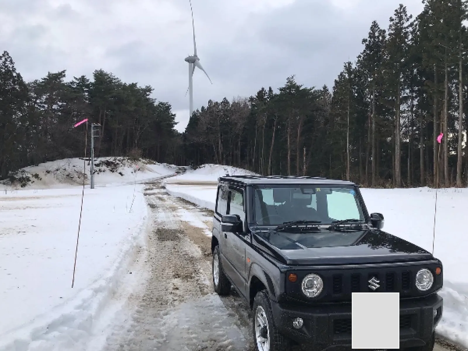 雪山の林道はジムニークラスでも走行がツライので、専用ロータリー車で除雪後に入ります。吹雪や雪崩の危険もあるので細心の注意をはらいます。