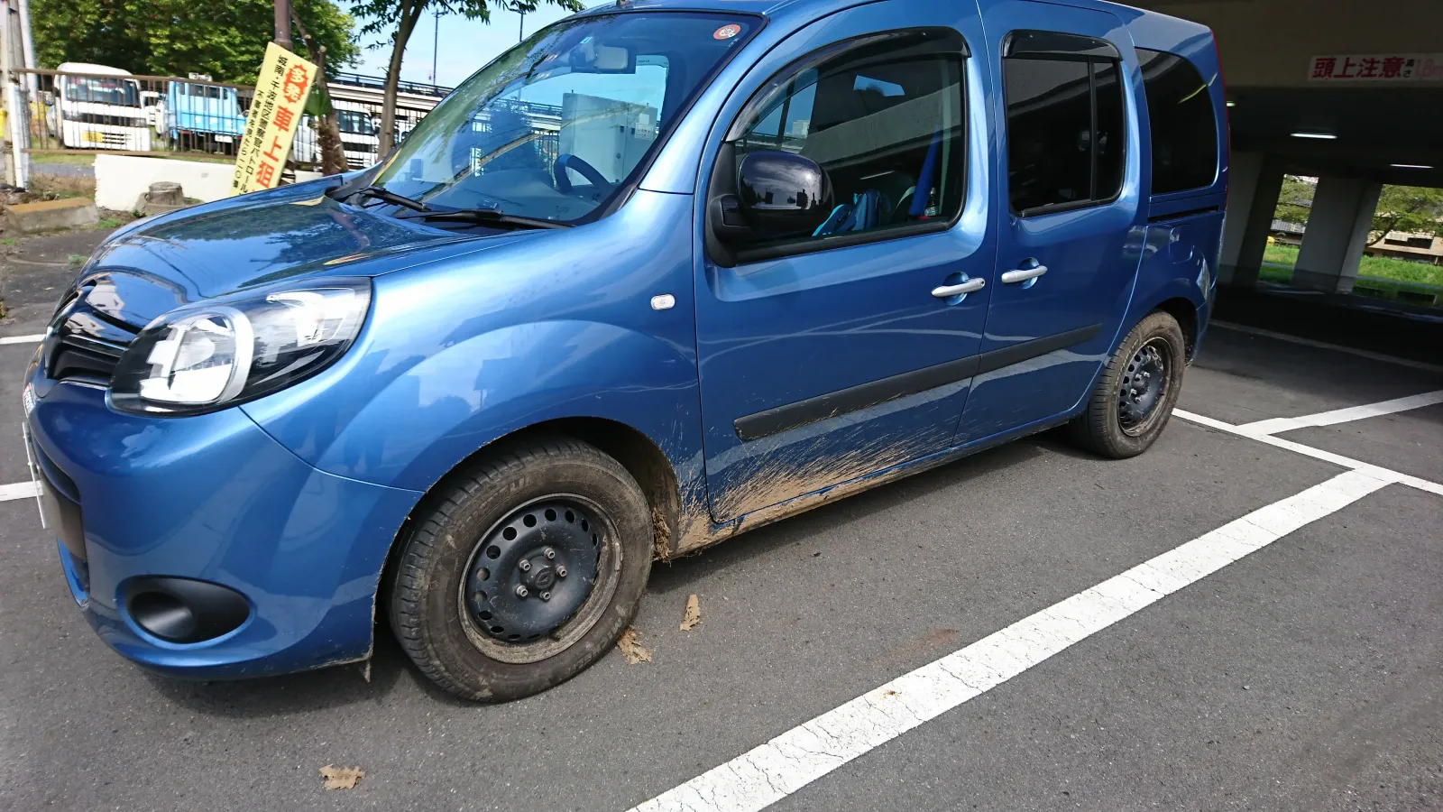 今の愛車です
子供が産まれたタイミングで買い替えました
カングー、ずっと狙っていたのですが、このグレードが出る前はエンジンが少し非力なのと5速マニュアルが、、、
しかし、こいつは1.2でもターボで乗りやすく、しかも6速マニュアルは使いやすいし、タイミングチェーンでメンテナンスフリーなのも素晴らしいです！