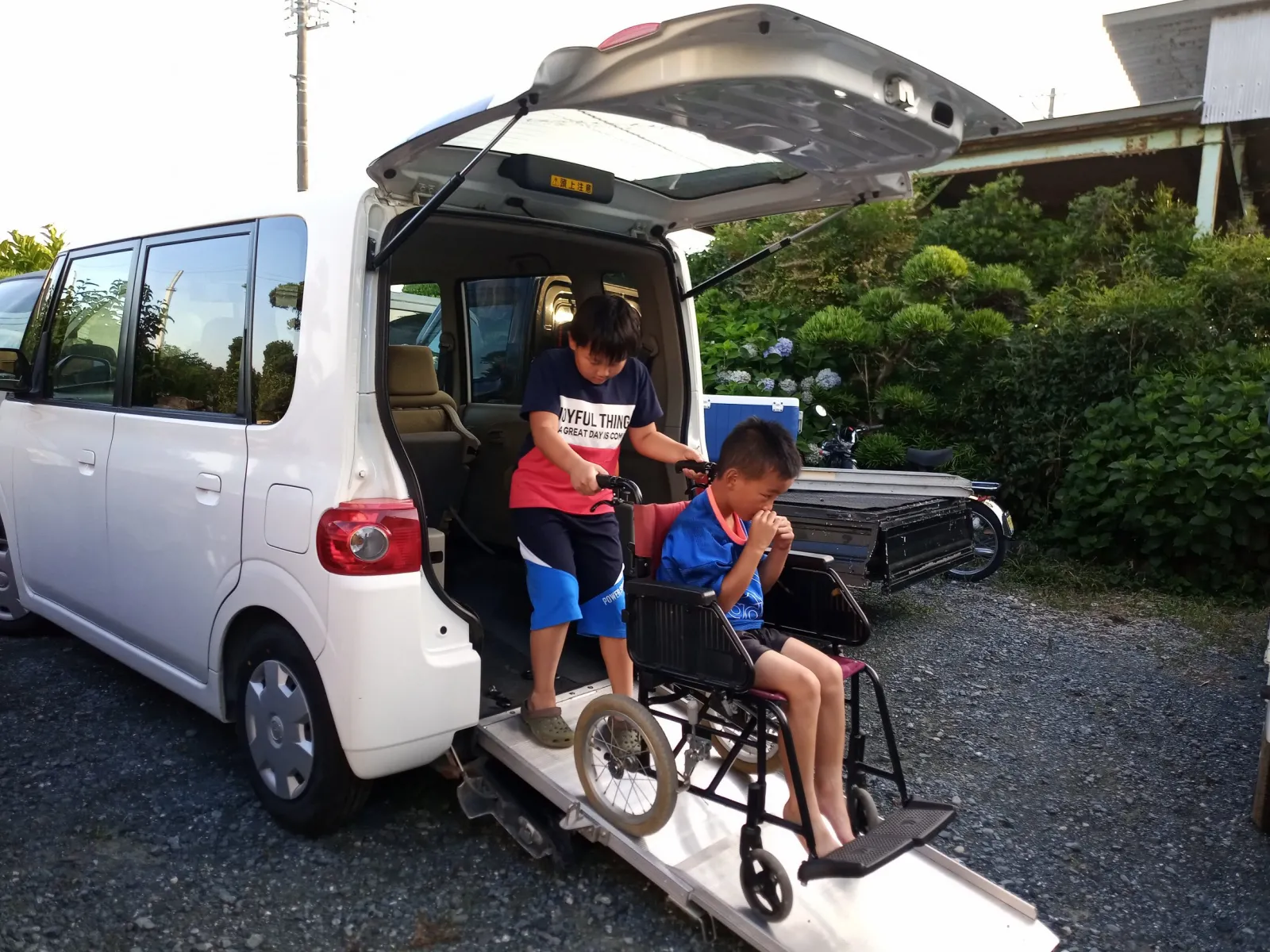 おばあちゃんのために車椅子がのる車をかってあげました。