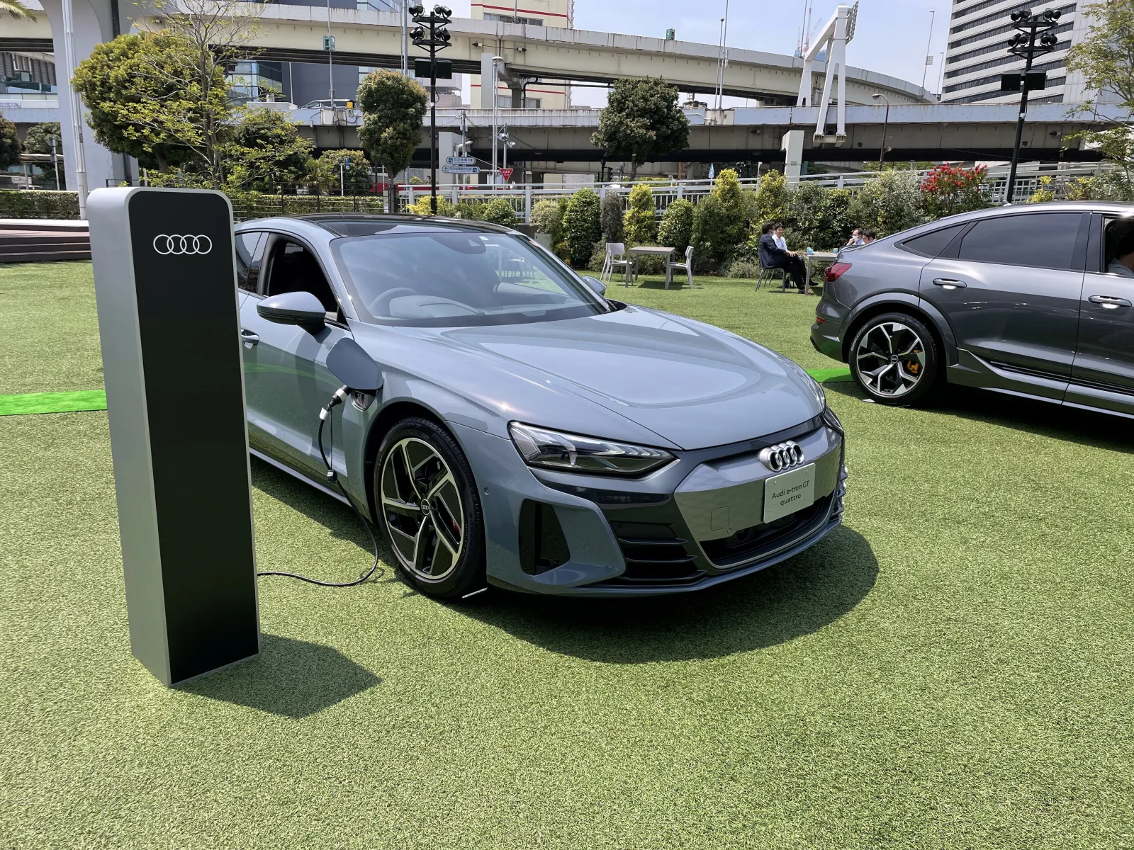 少し前はこちらのAudi e-tron GTのCMも流れていましたね。お金に余裕あるならこちらが良いのですが・・。