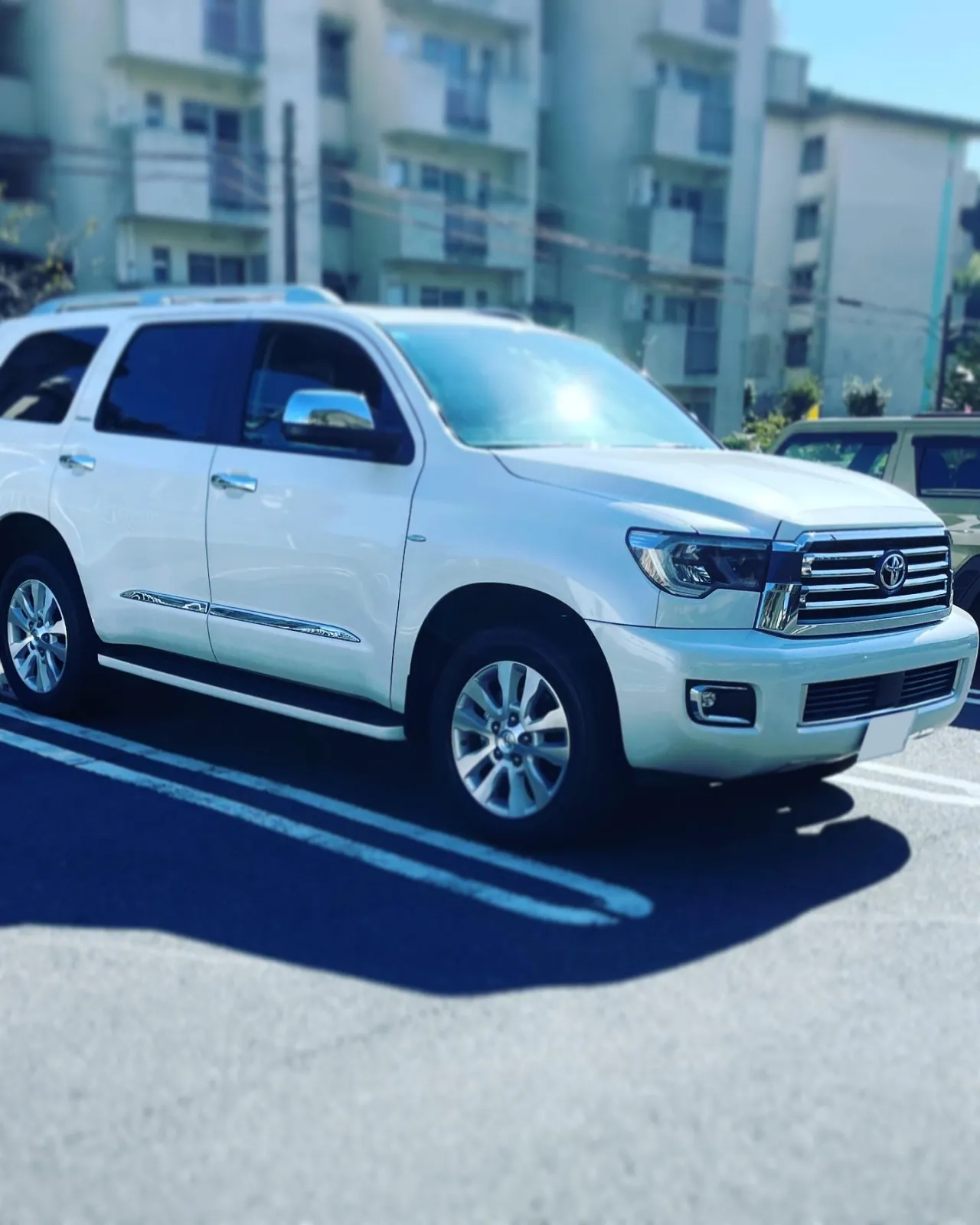 ランクルよりさらに一回り大きいですが、運転はしやすいです👍

個人的にはエクステリアはノーマルが好きなのでこのままかな、と思ってます☺️（フォグは暗すぎたので交換しましたがw）

内装のナビなんかをDIYで交換していくつもりです👍

燃費は、街乗り4〜5km、高速6〜8kmってところです😂