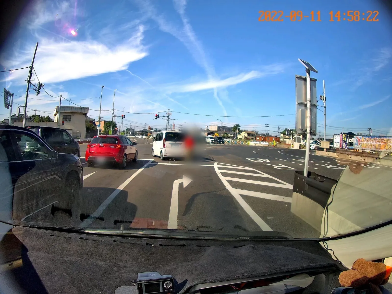 右折レーンの信号で先頭から2台目で停まっていて信号が変わったけど先頭車両(N-BOX)が発進しないのでどうしたのか聞きに行くと
「発進しようとするとエンジンが１回掛かって直ぐ止まる」
と
結構交通量の多い片道3車線の道路だったので押して交差点脇の店舗の駐車場に退避させました。
自分の車放置していたので走って戻って発進させました。