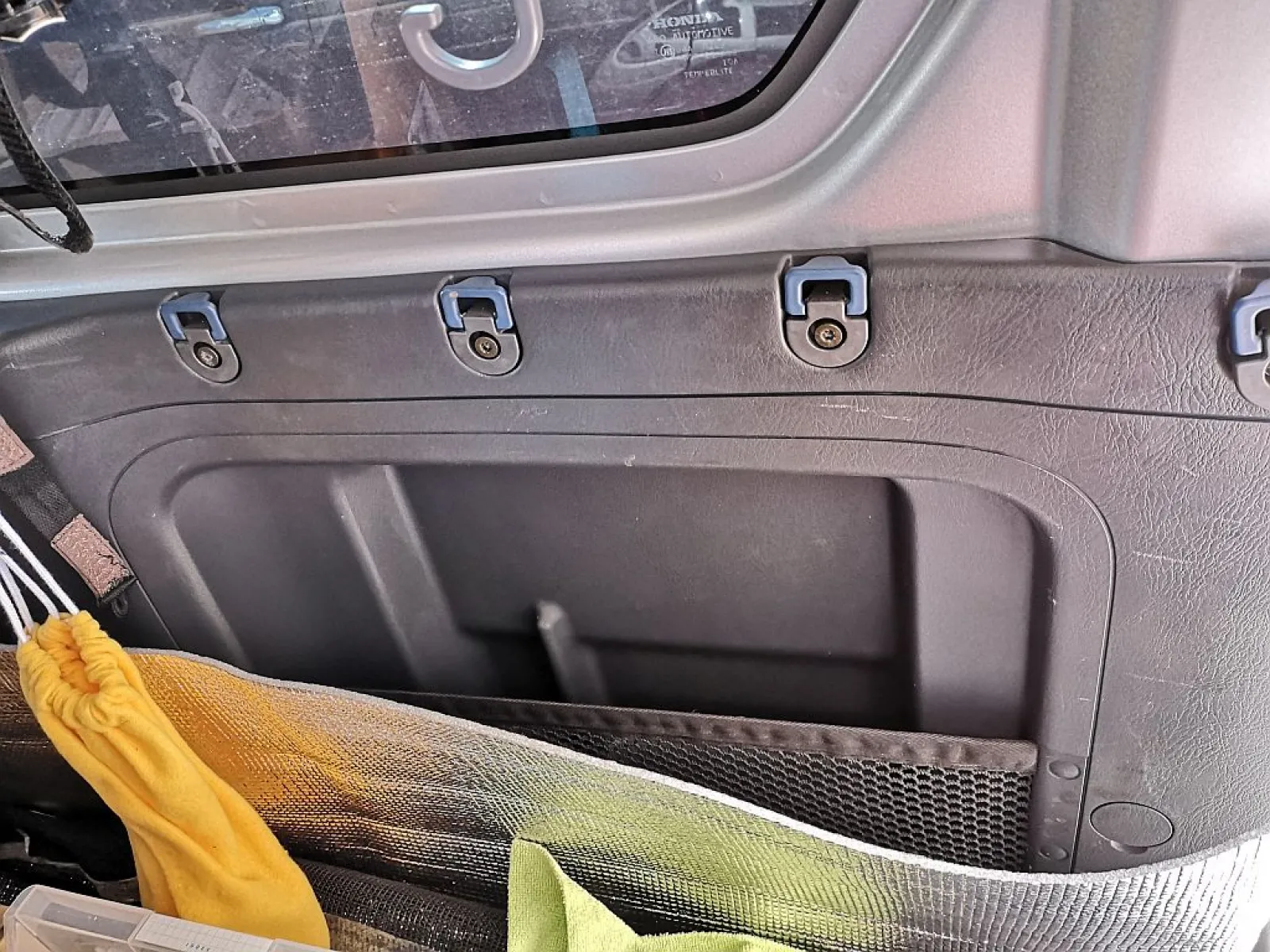 アクティの荷室は鉄板むき出しなので
ホビオのクオーターパネルを取り付けました。