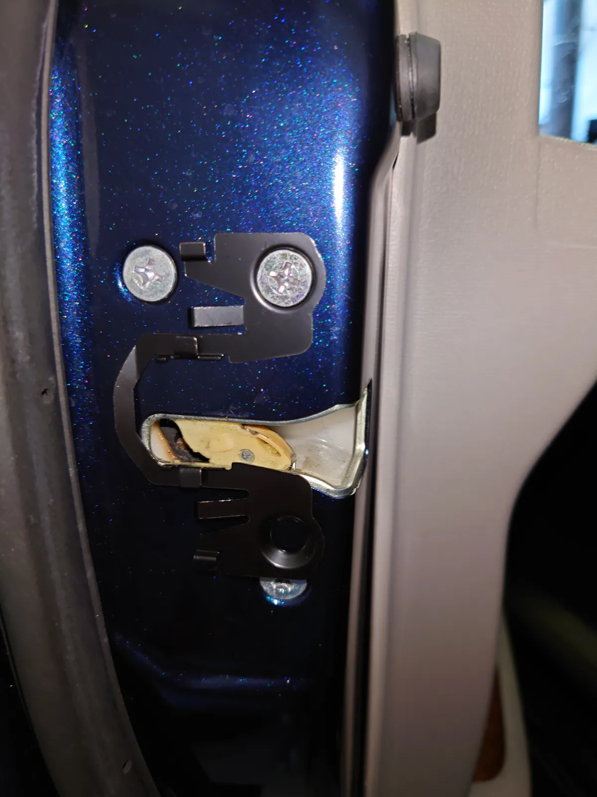 トヨタ車用が着たのでそのままだとネジ穴の位置が違ってしまい取付出来ないので切って付けました。

暫く使っていましたがあまりにもドアの閉まりが悪いのとドア側のロックの樹脂が削れて来ていたので外しました。
運転している分にはかなり良かった(剛性感もですしサスがちゃんと仕事している感がノーマルと全然違った)んですけどね
