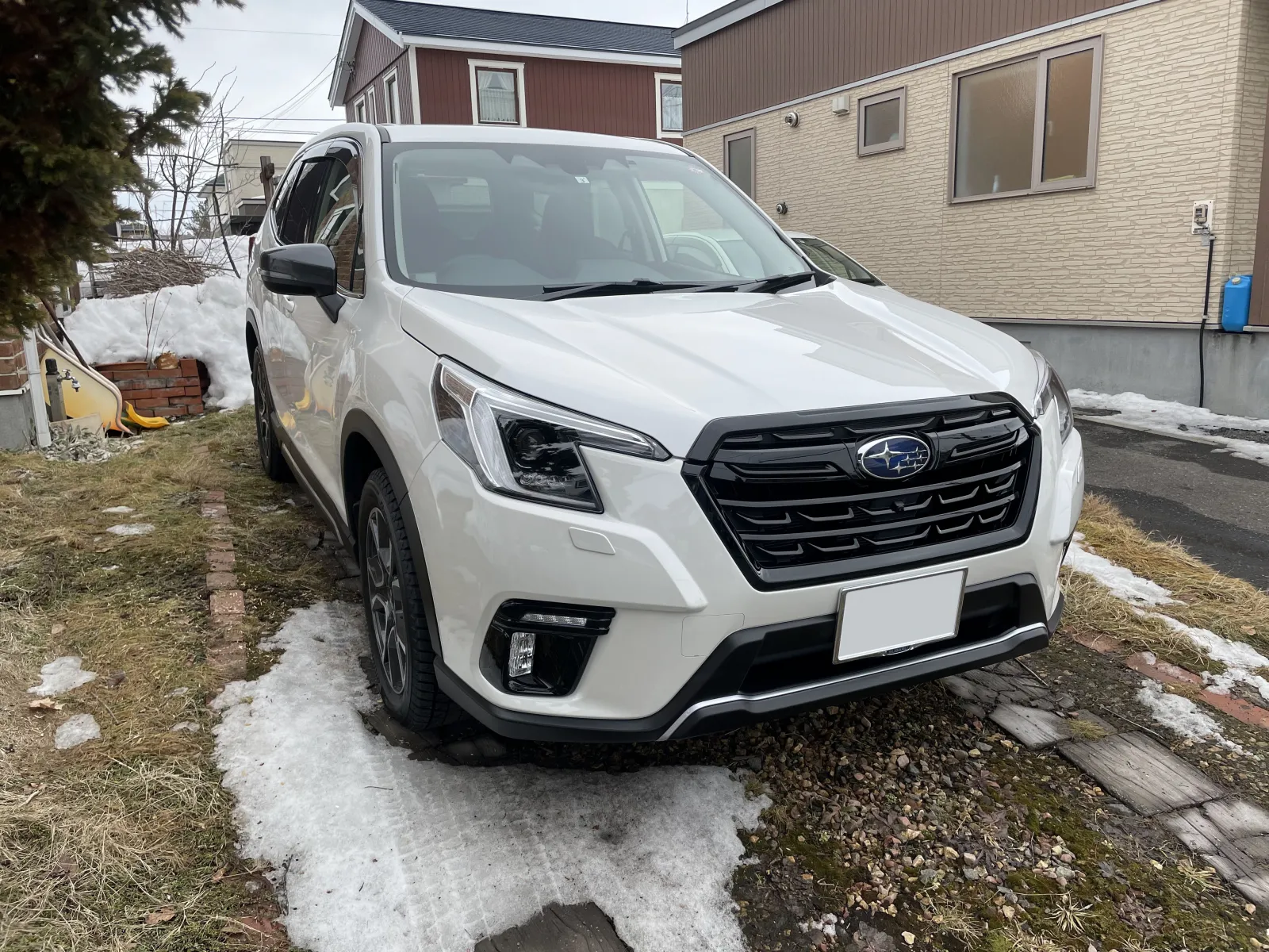 FORESTER SPORTS E型
ディーラー初訪問から1か月で納車になりました。
今までの納車待ちで最速記録です。
前車とほぼ同色でサイズ感が近い為、家族でも入れ替わった事に気が付かないかも。
大事に長く付き合いたいと思います。