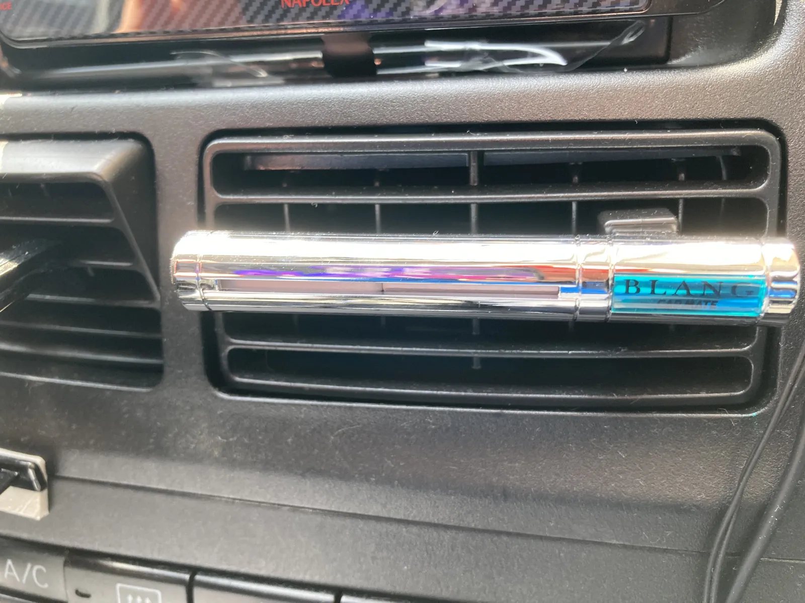 このマシンにエアコンフィルターなんてありませぬ。（※ふさがれてます）
車内の臭いが気になりませう。

じゃあ芳香剤で誤魔化せ！
と言うわけで買いました。
買ったのは夏前で、割と爽快な芳香剤です。
なんか効能完全に切れたっぽいのでまたカートリッジで交換しておきます。