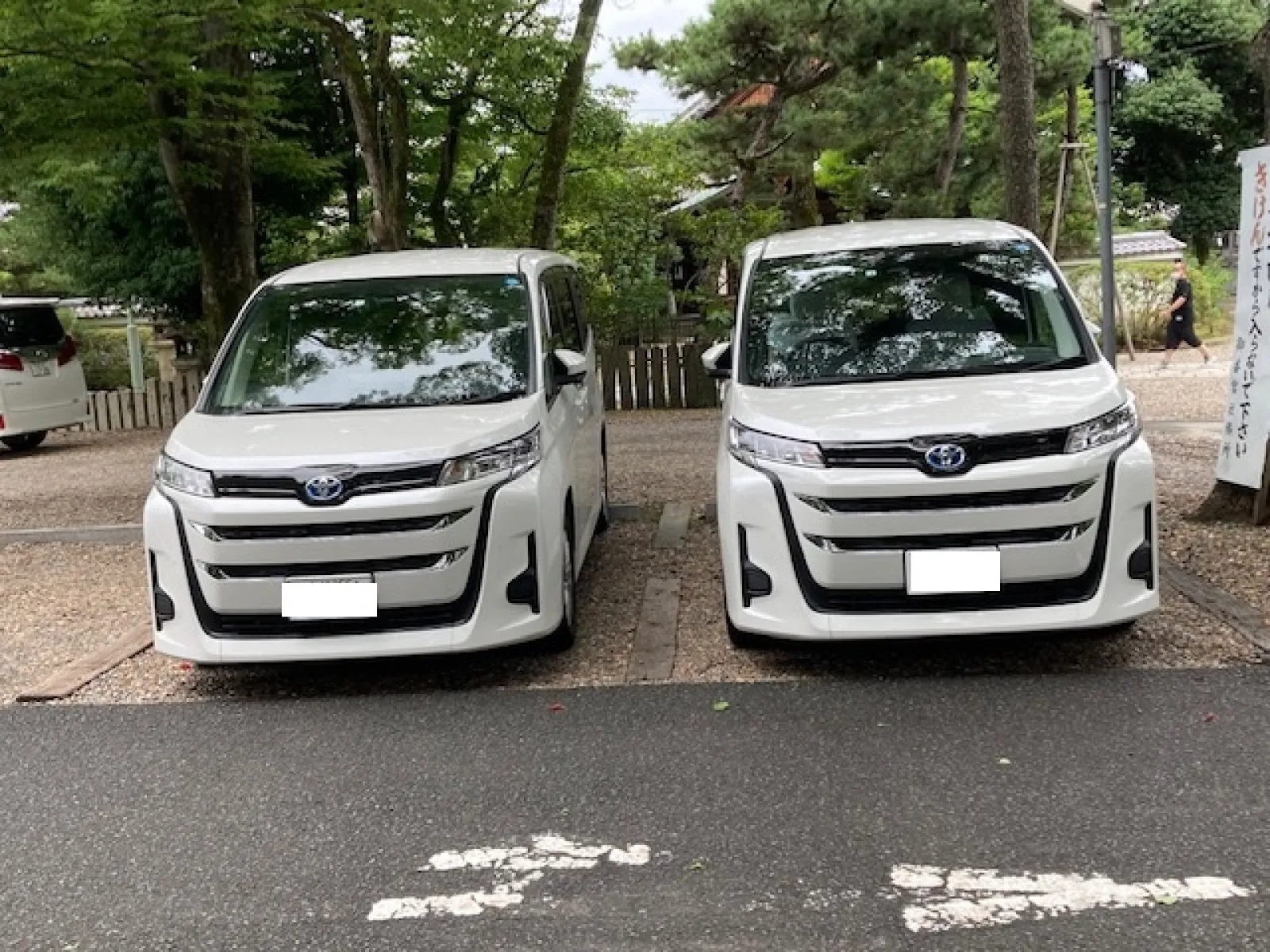 京都の御香宮に行きました。
御香宮神社は、京都市伏見区御香宮門前町にある神社です。
100台ほどとめられる駐車場があり、20分までは無料、
それ以上は有料です。
偶然にも隣に同じ２０２２年式の新型ノアがとまっていました。