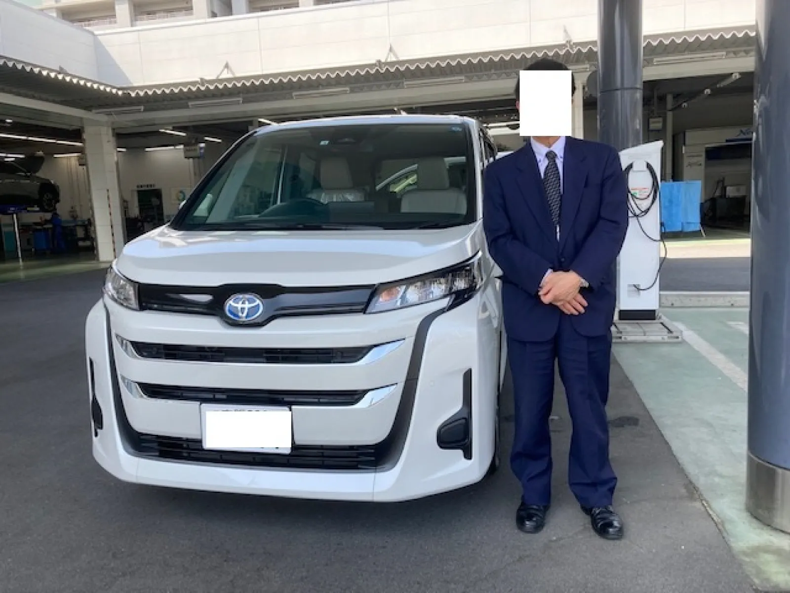 ノア　ハイブリッド　G  オプション付けると400万円
【オプション】
・ホワイトパールクリスタルシャイン　33,000円
・快適利便パッケージMid　リアオートエアコン　172,700円
・TV（フルセグ）＋CD･DVDデッキ　74,800円
・ETC2.0ユニット　27,500円
・ブラインドスポットモニター（BSM）安心降車アシスト　FCTA LCA
トヨタチームメイト アドバンストドライブ　134,200円
・ディスプレイオーディオ（コネクティッドナビ対応）Plus 10.5インチディスプレイ＋HDMI　57,200円　
メーカーオプション計　515,900円

・フロアマット（デラックスタイプ）　55,000円
・サイドバイザー　26400円
ディーラーオプション計　81,400円