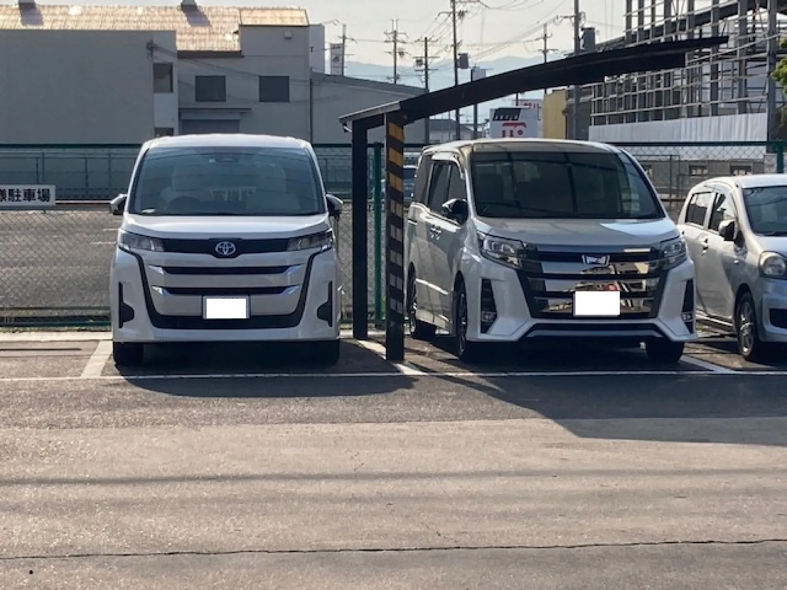 ほぼ同じような時期に新車で買いました。
80系ノア　2000   wxb　     2022年12月登録　総走行距離3,333km　燃費8.5km/l
90系ノア　1800ハイブリッドG　2023年４月登録　総走行距離8,626km   燃費17.4km/l