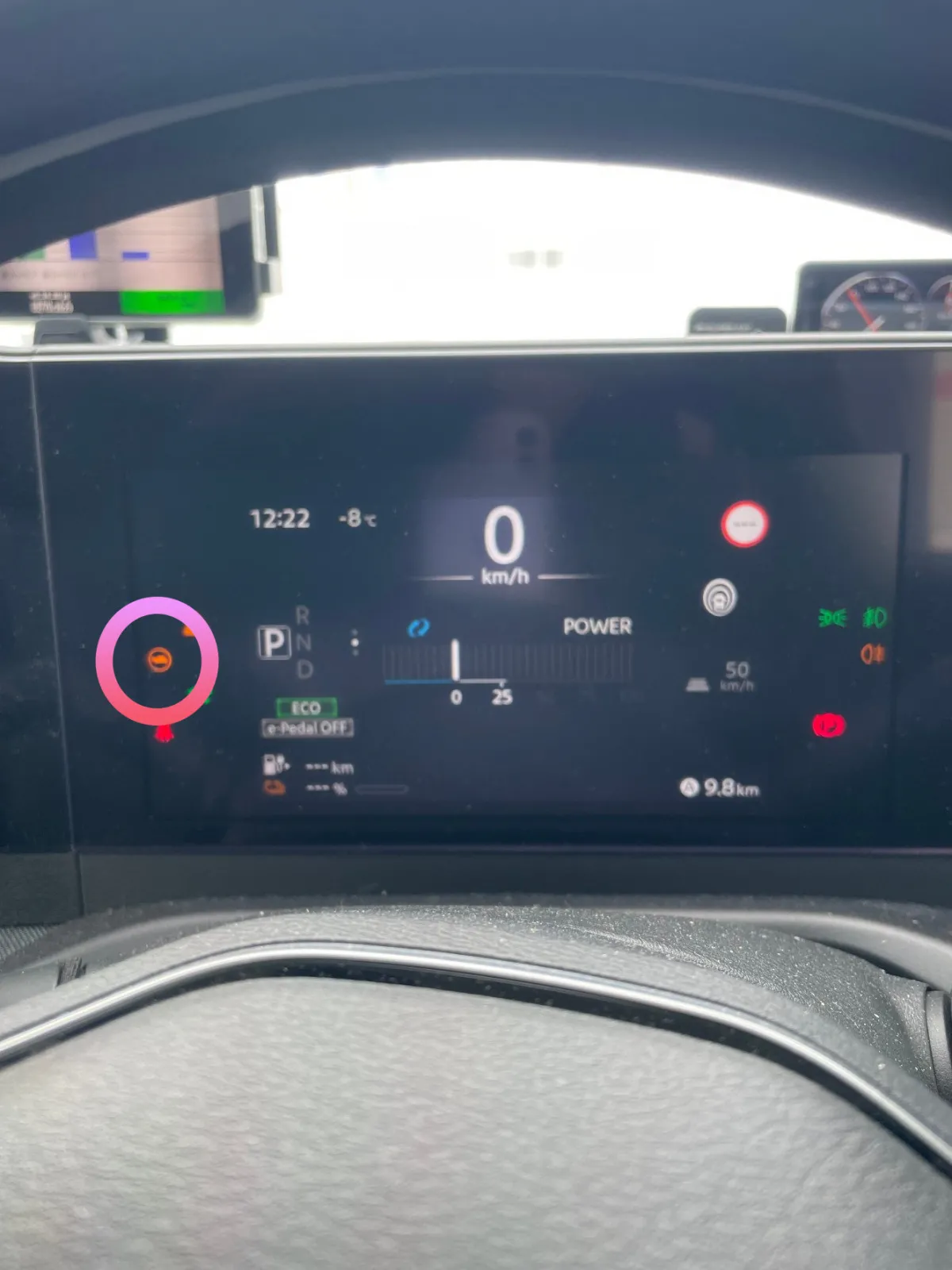 BEVは冬の航続距離が課題あり
特にサクラは満充電でもエアコン使用で100km前後になることも😅私の使用状態なら20%以下なんて当たり前でした
ある日到着前に0%(---%)....あれ？止まらない？そのまま5~6km走行出来て おや？メーターに見慣れない🐢マーク点灯、でもまだ止まらない？さらに3km位走行してなんとか到着しました(^^)d
この🐢は出力制限マークです。25%位に制限し出来るだけバッテリー消費を押さえます
エンジン車なら０でガス欠ですがBEVは０%でも少し余力があること知りました😆バッテリーは痛めるので気をつけます(;^_^A
🐢マークは最後のお知らせですね～  (別の理由で出力制限有りなんでe-powerにも有ります)