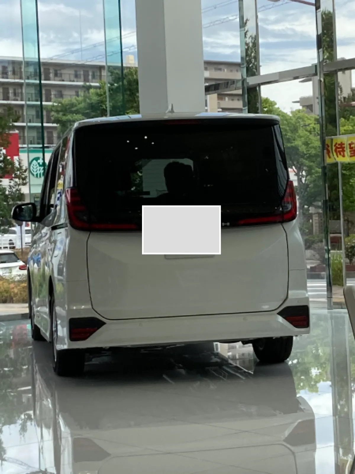 新型ノアは、リアから見ると横型のランプのおかげで、どっしりした落ち着きのあるデザインとなりました。