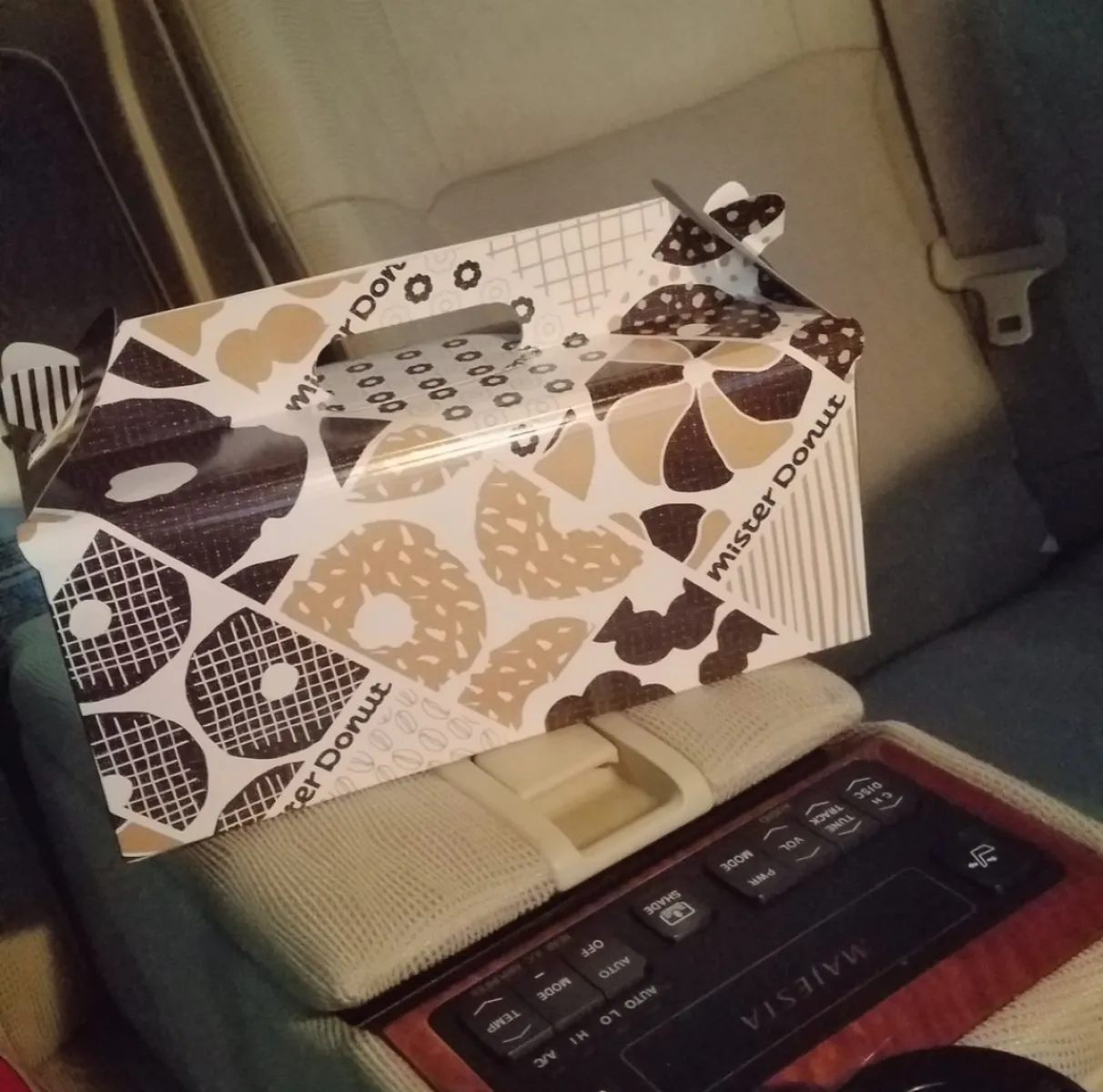 後部座席のアームレスト開くと冷蔵庫/温蔵庫ついてるの便利✨

夏はキンキンに冷えたドリンク✨
冬はポカポカのコーヒー✨

夏場溶けそうなチョコ系のスイーツもクーラーに入れておけば安心して持ち運べる✨