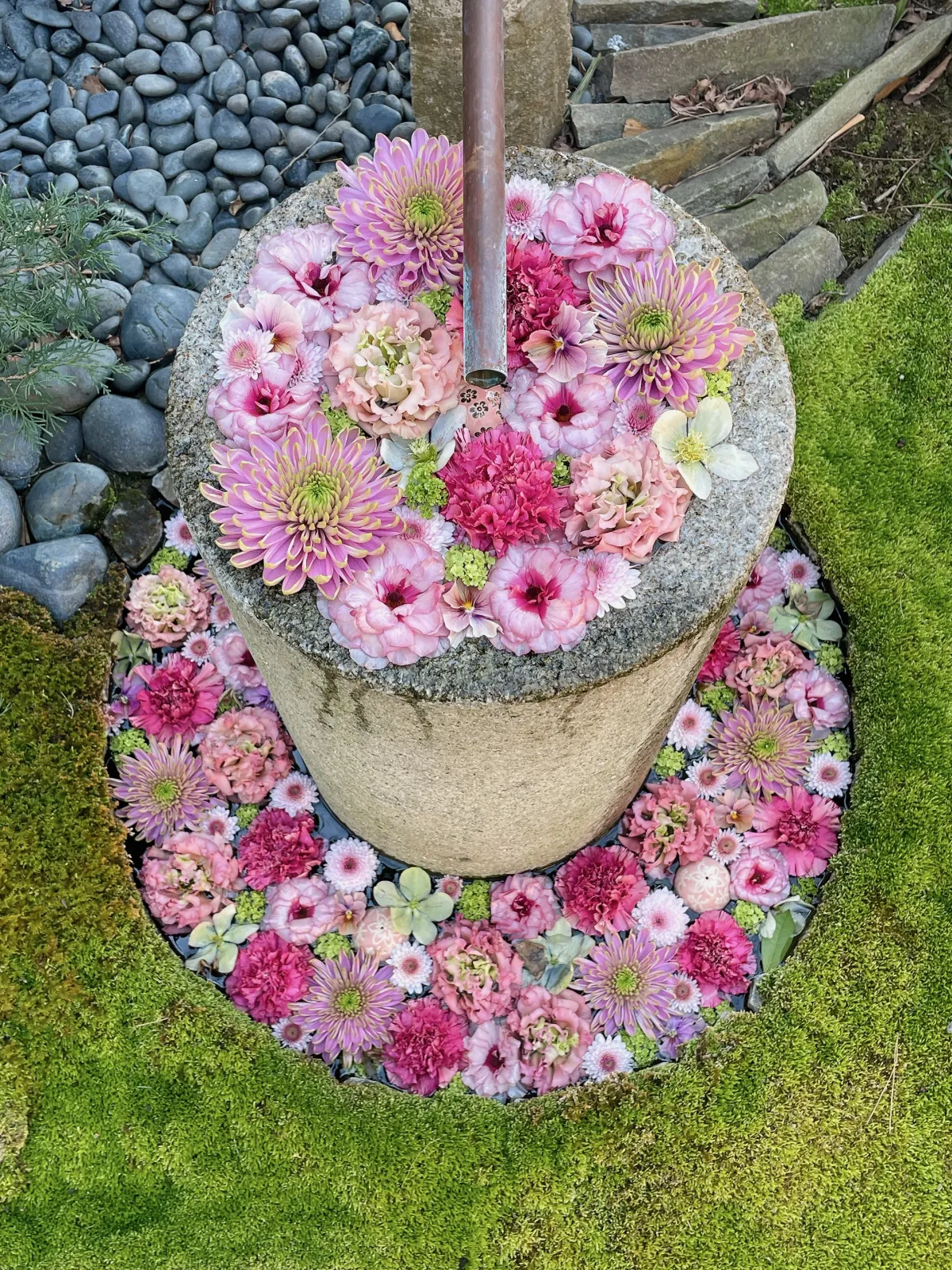 埼玉県行田市にある行田八幡神社です。
境内に6箇所綺麗な花手水を見ることが出来ます。
写真は1番好きな水琴窟の花手水です。