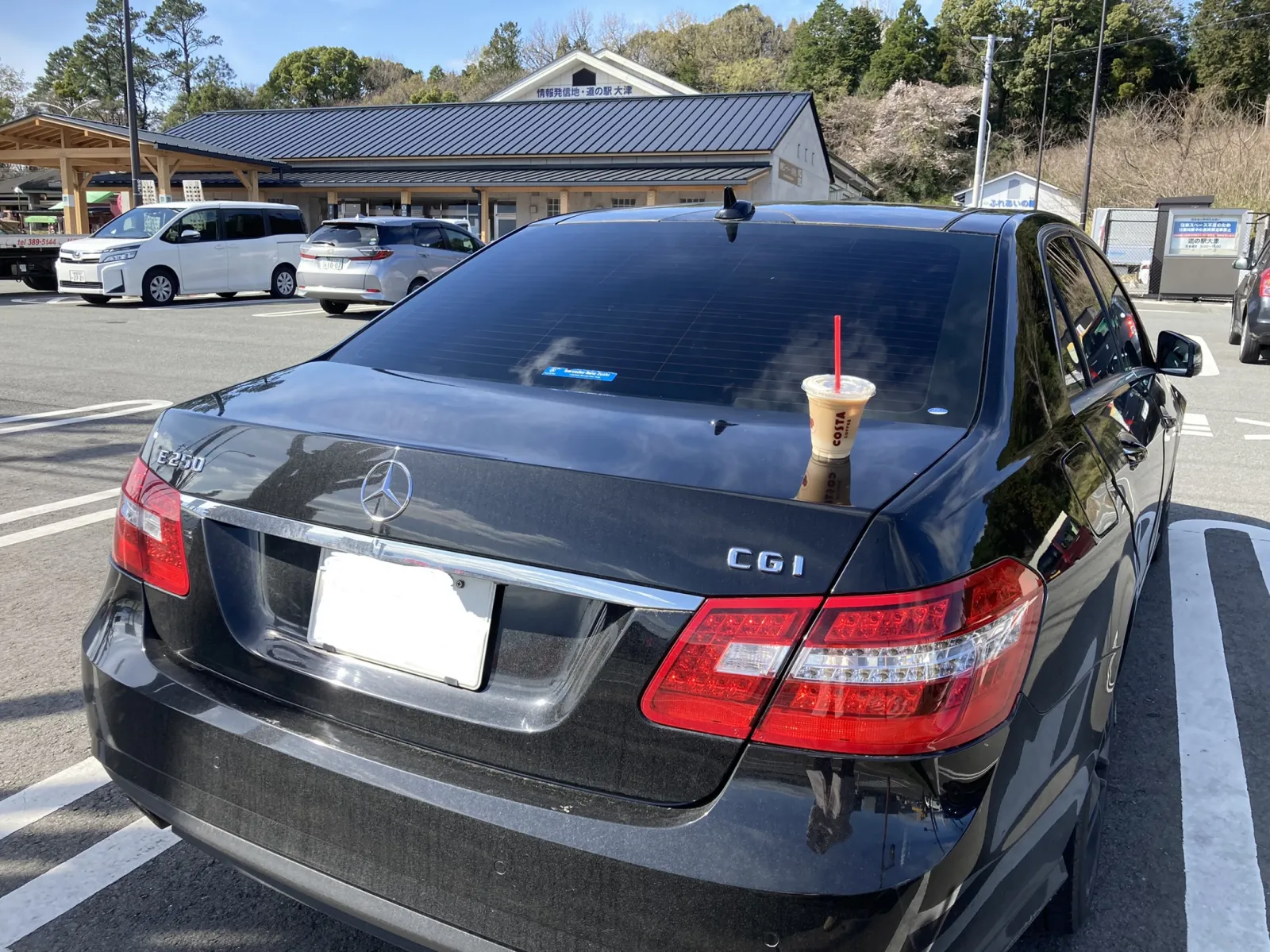 春なのに暑かったため、普段飲まないアイス系カフェを飲みました♪
ドライブ中にコーヒー買うとテンション上がりますよね笑