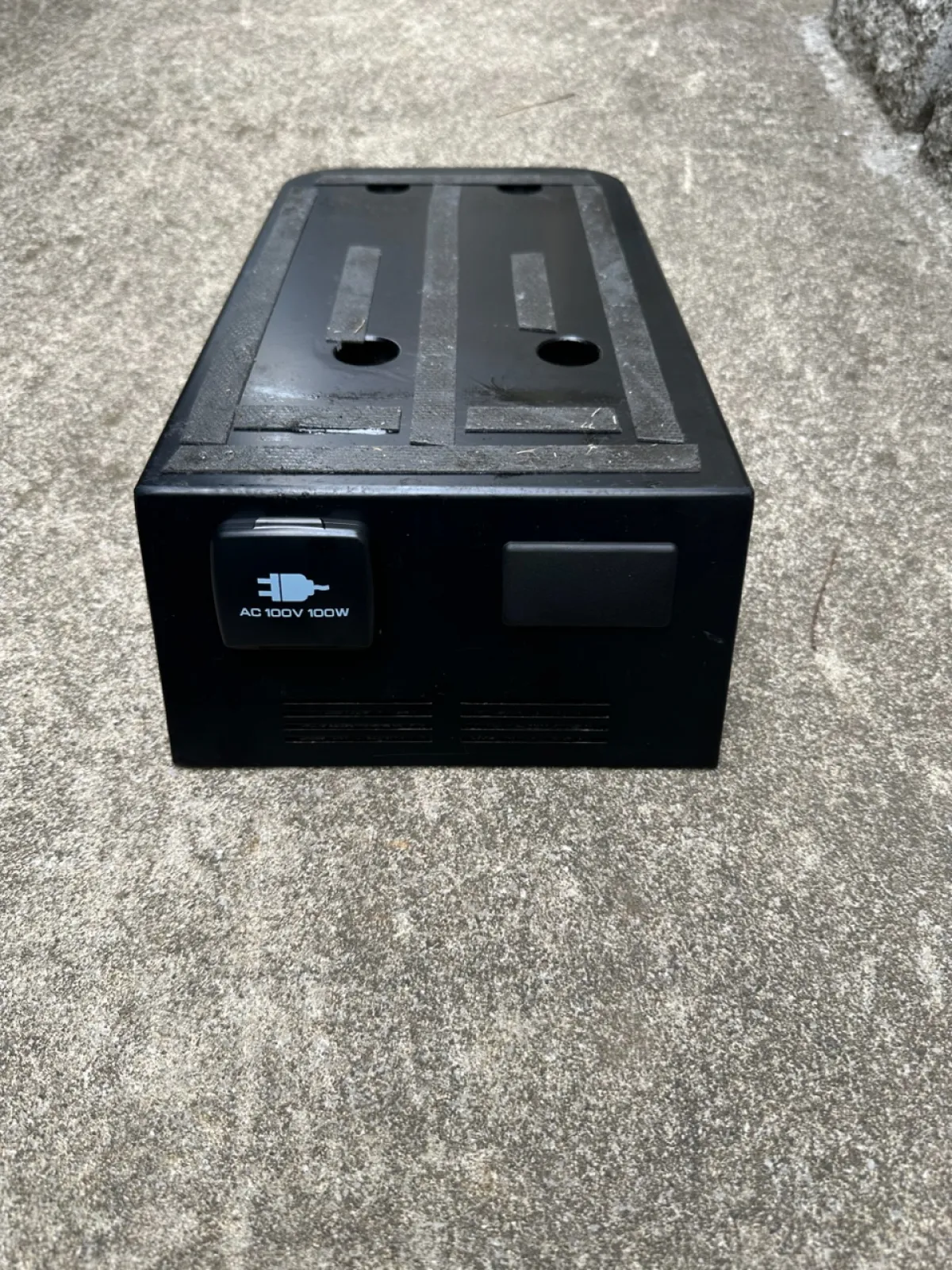AC電源とカバーをセンターコンソールからはずして、キットに移植します。