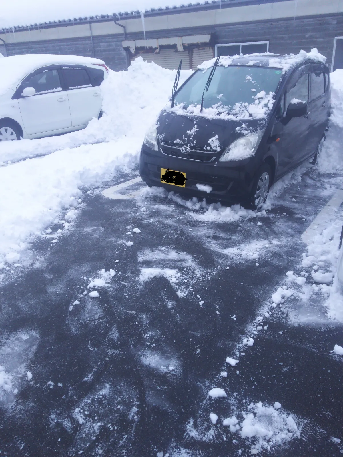 昔のってたムーブ。一応4WDなんだけど雪をちゃんと雪をすかさないとハマりそうで、毎回きれーに駐車場すかしてた。

けど今になって思うとはまったことないし、ここまでやらなくても進みそう。